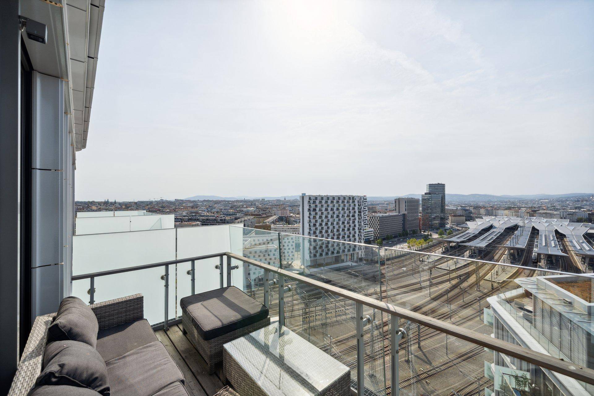 Terrasse mit Blick auf den Hauptbahnhof