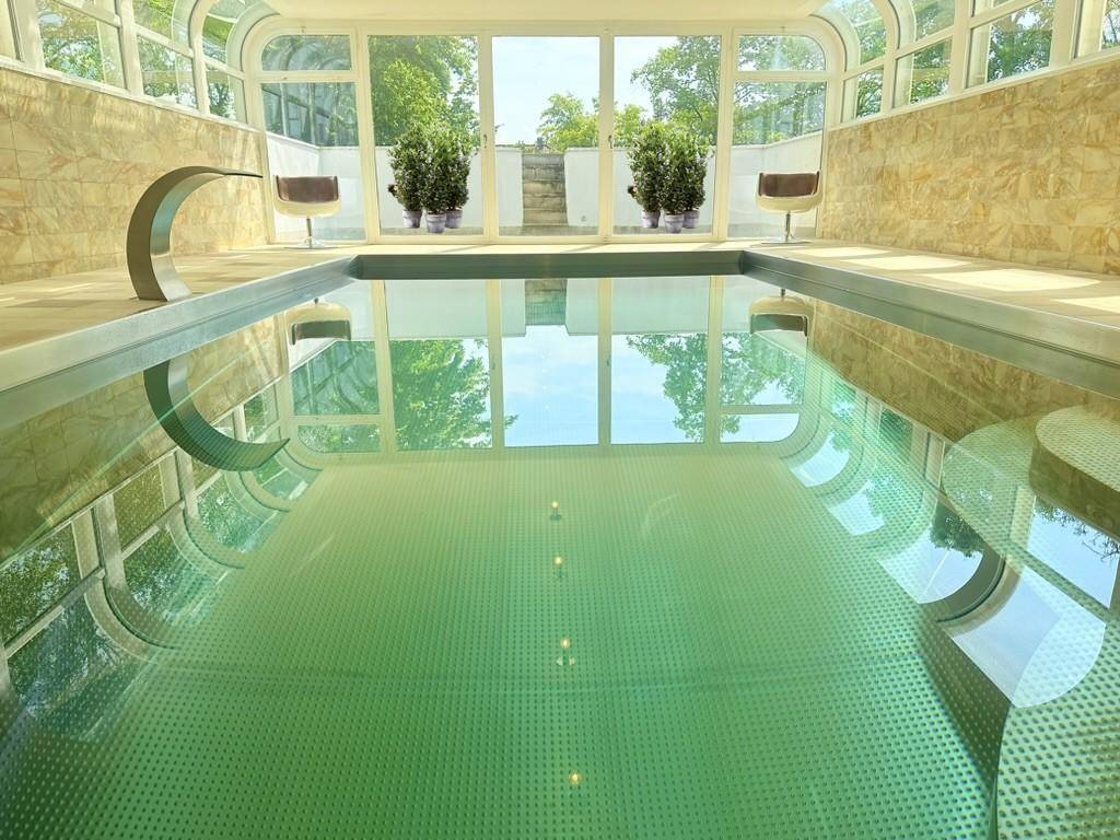 Indoor-Pool mit Onyx-Steinverfliesung