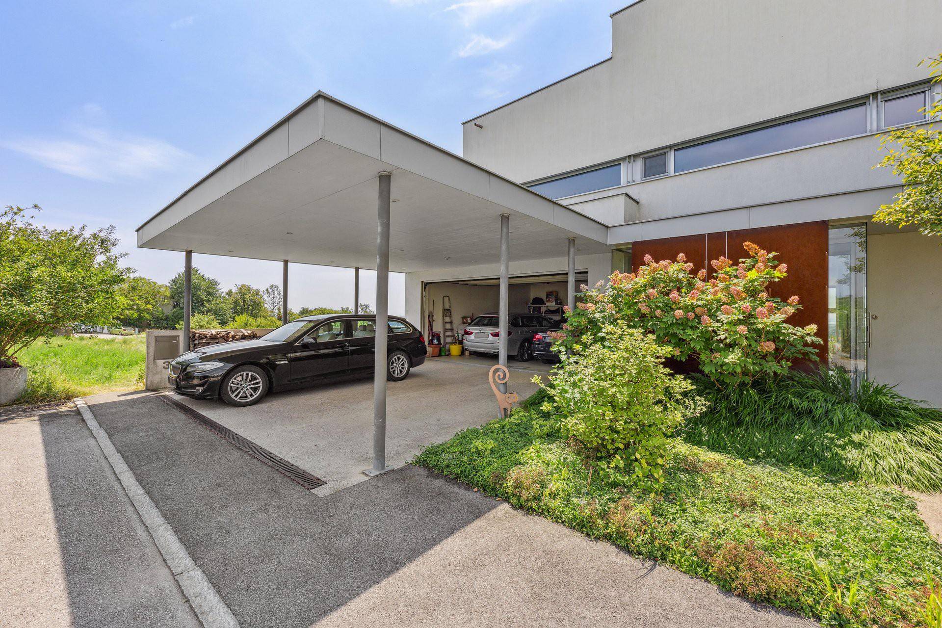 Straßenansicht mit Garage und Carport