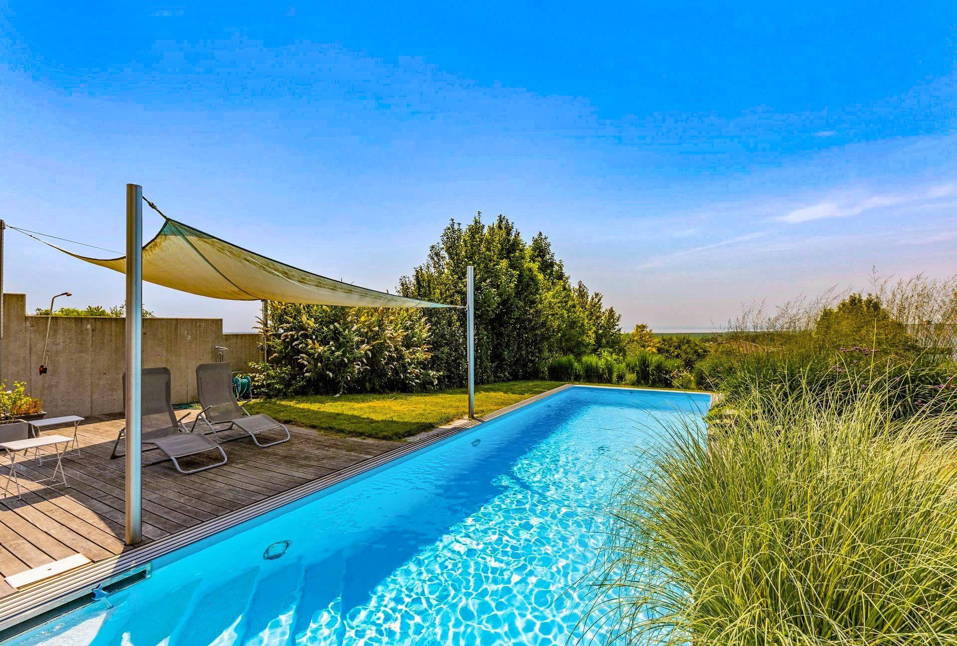 Terrasse mit Pool und Aussicht auf den Neusiedler See