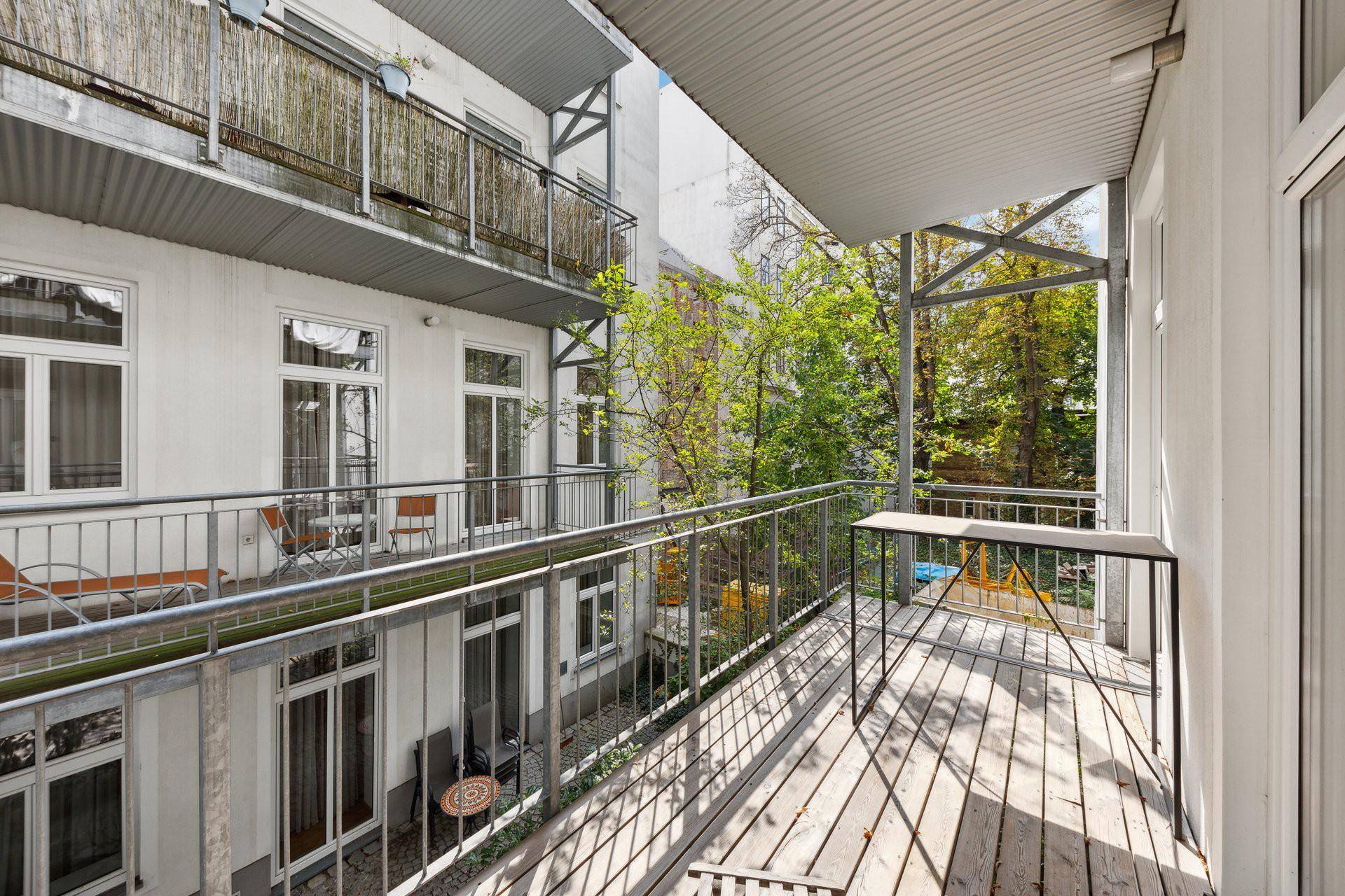 Balkon mit Blick in den Innenhof