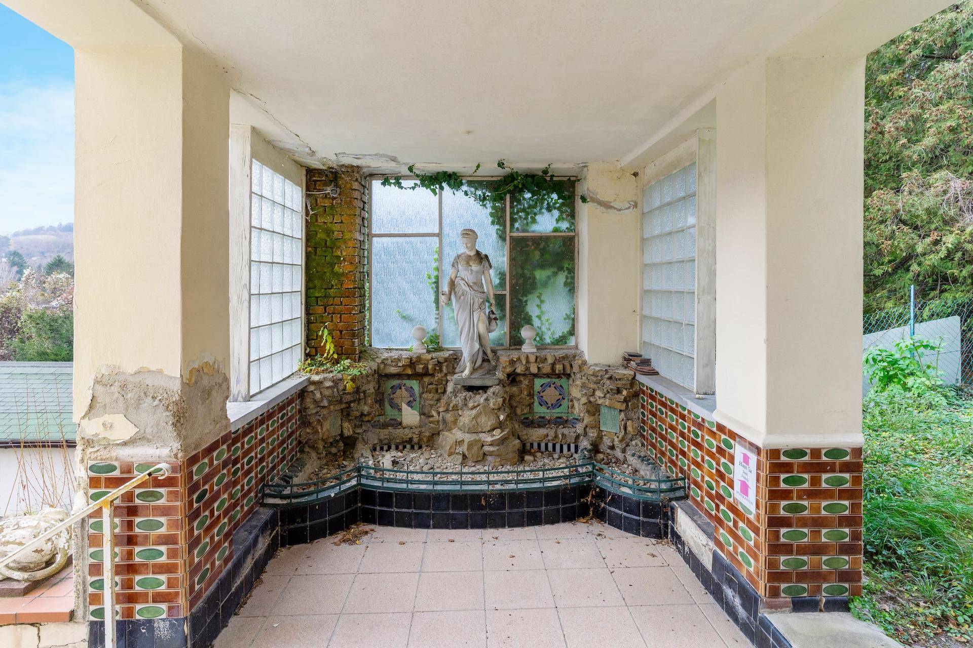 Brunnen vor dem Hauseingang