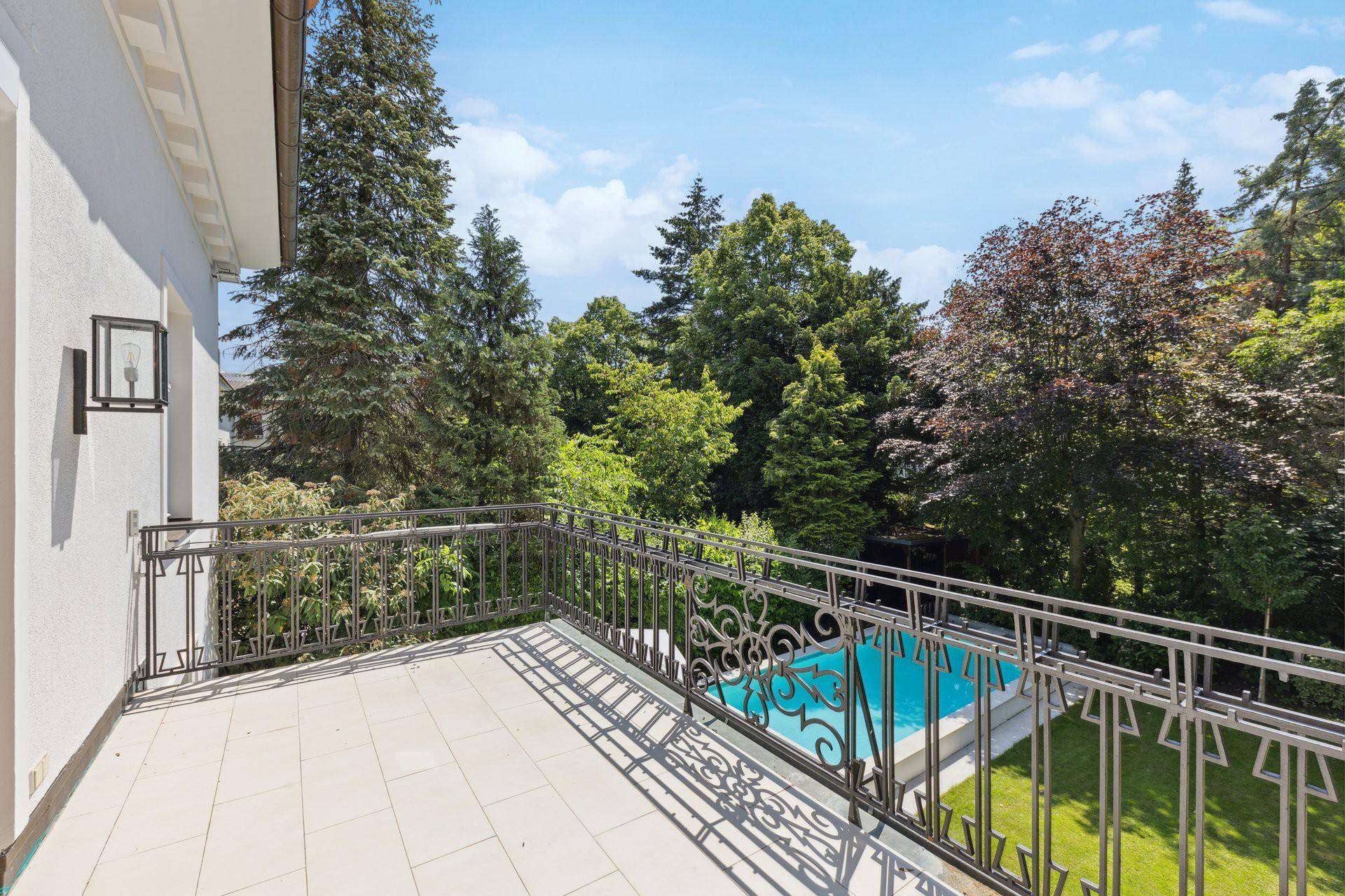 Terrasse mit Blick in den Garten