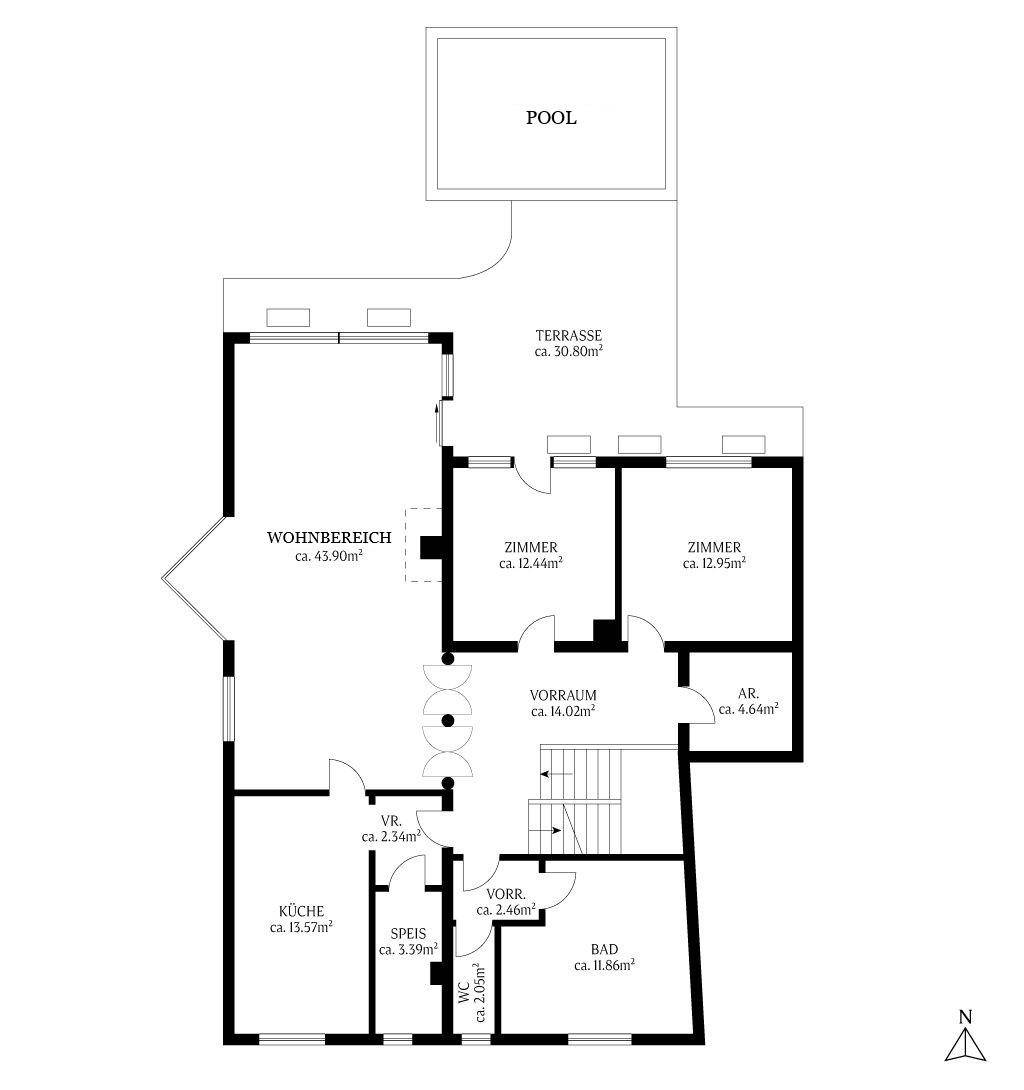 Grundriss des Erdgeschosses mit offenem Wohnbereich, Küche, Bad, WC, Zimmern, Terrasse und Pool.