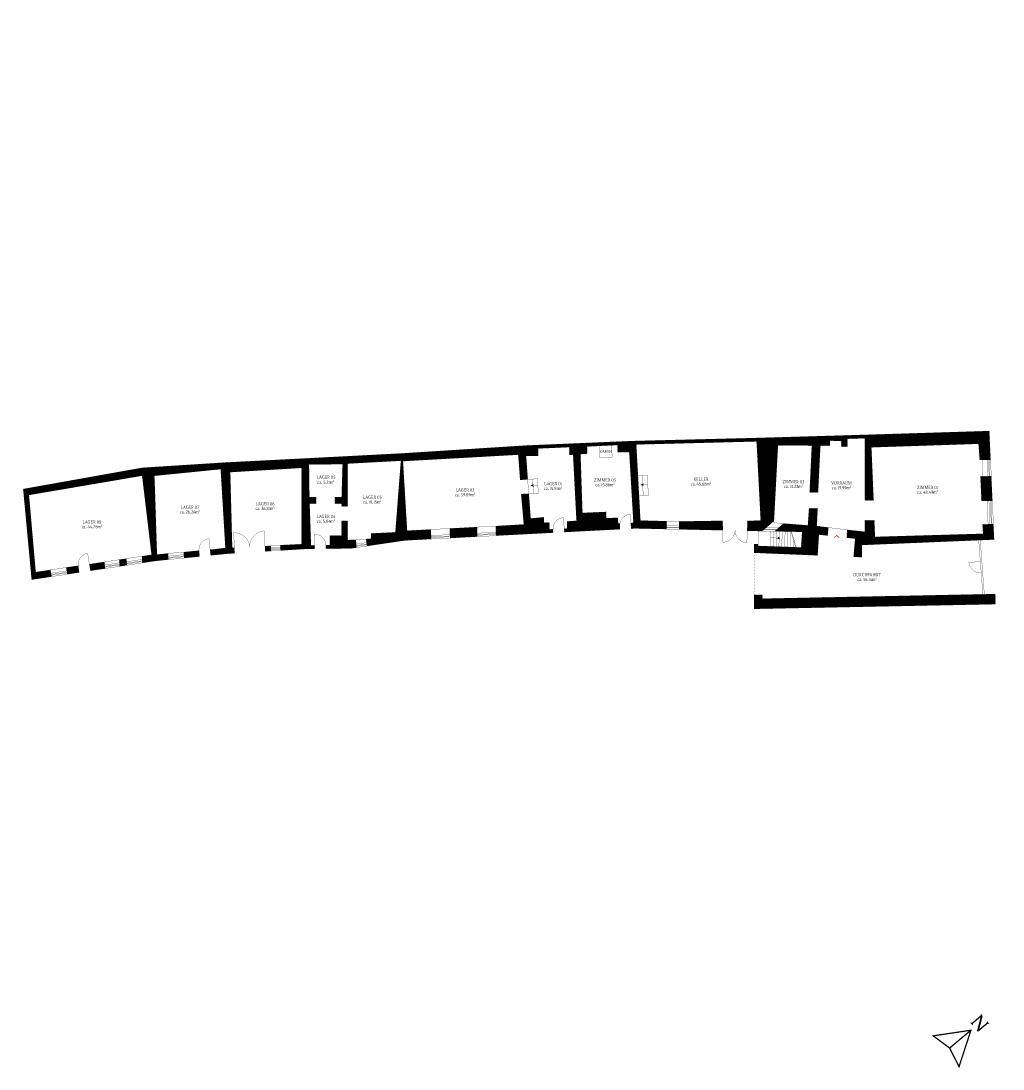 Grundrissplan des Erdgeschosses mit langer, schmaler Raumaufteilung.