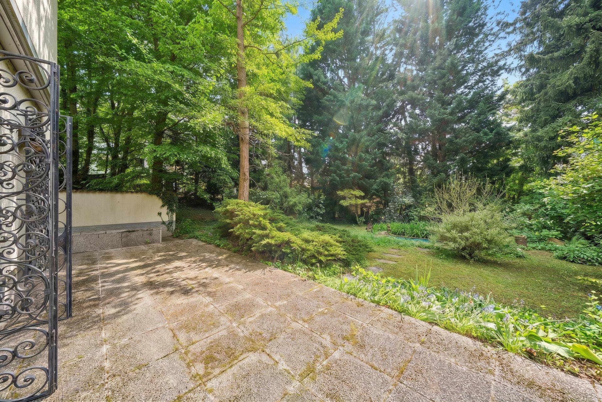 Wien-Penzing: Villa auf 2333 m² großem parkähnlichem Baugrundstück mit absoluter Privatsphäre und idyllischer Ruhe - Ansicht 2