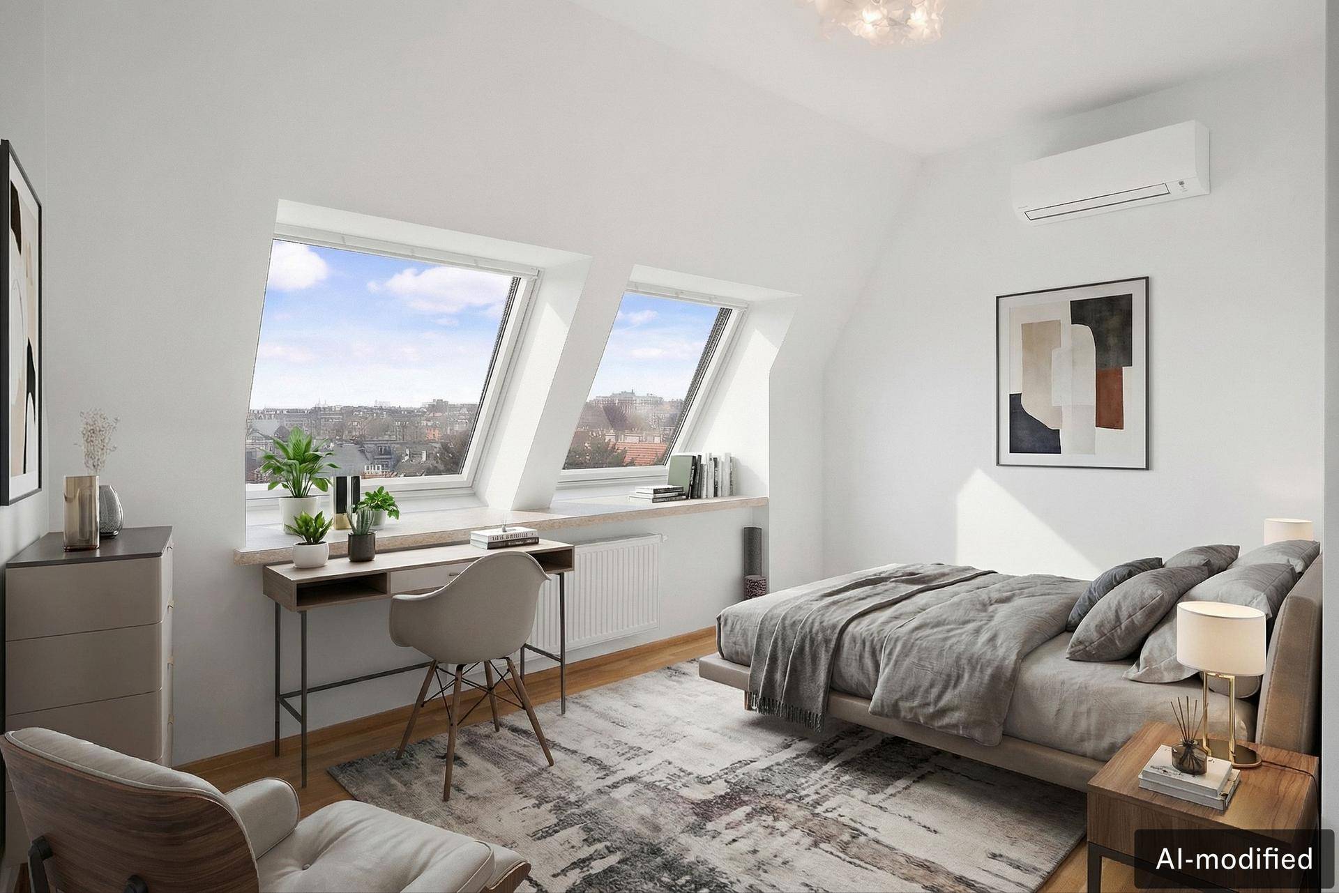 Helles Schlafzimmer mit Dachfenstern, Holzboden und Klimaanlage.