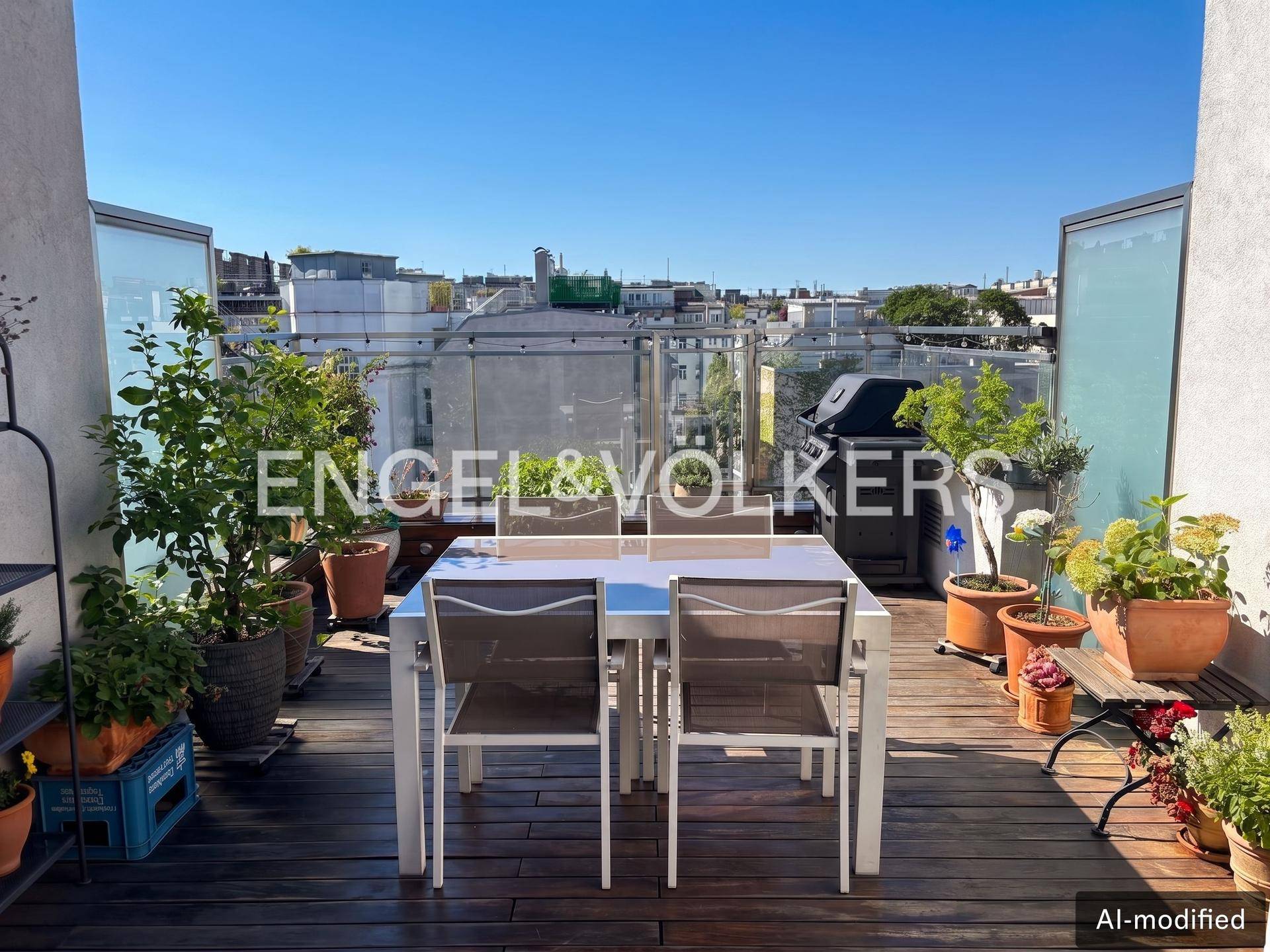 Sonnige Dachterrasse mit Esstisch, vielen Pflanzen und einem Grill für gesellige Abende.