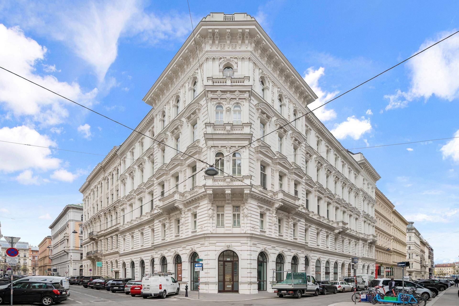 Prächtiges, historisches Gebäude mit reich verzierter Fassade in urbaner Umgebung.