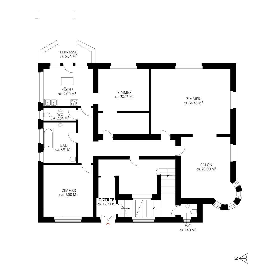 Grundriss des Erdgeschosses mit Terrasse, Küche, Bad und mehreren Zimmern.
