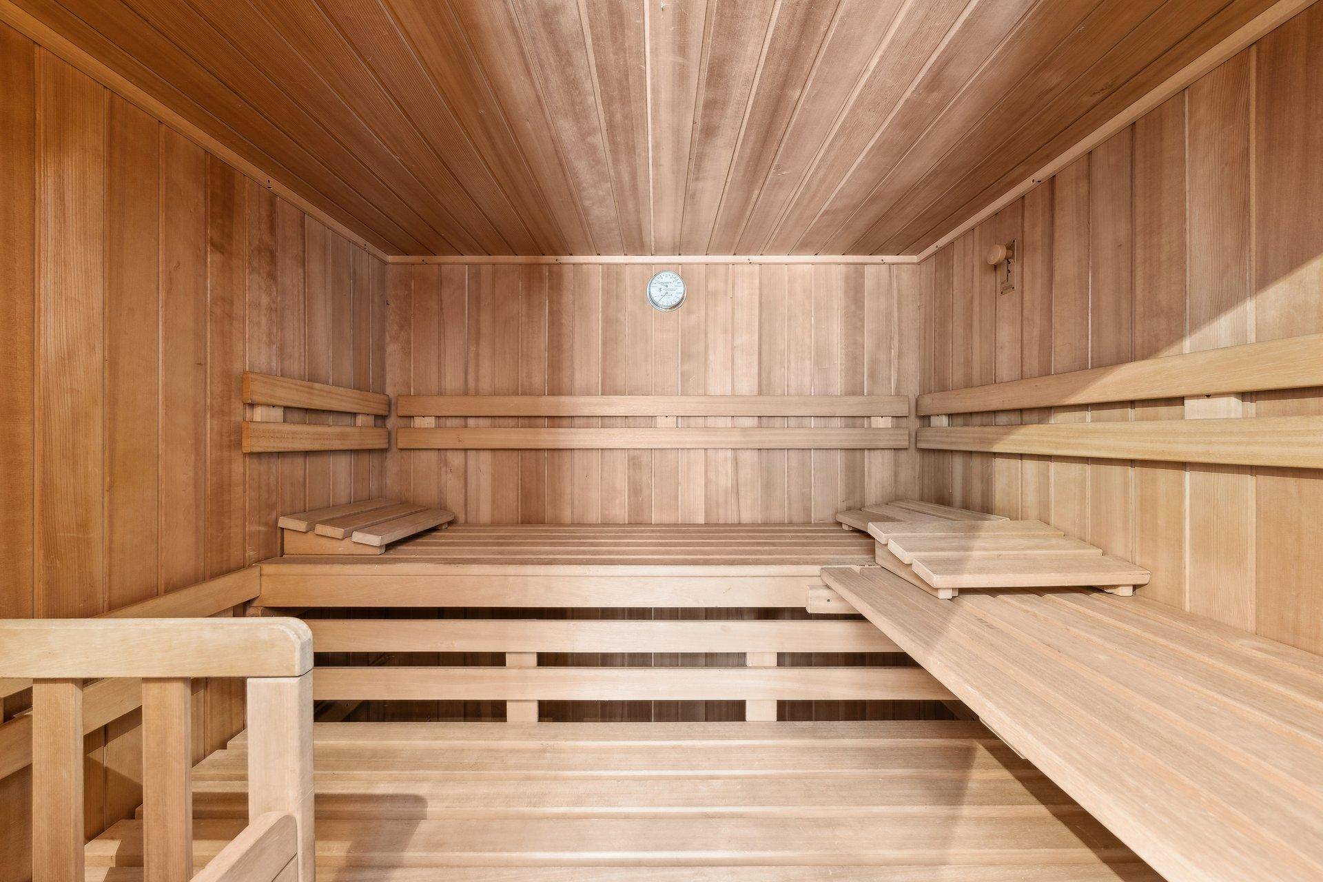 Traditionelle Holzsauna mit mehreren Bänken für Entspannung und Wellness.