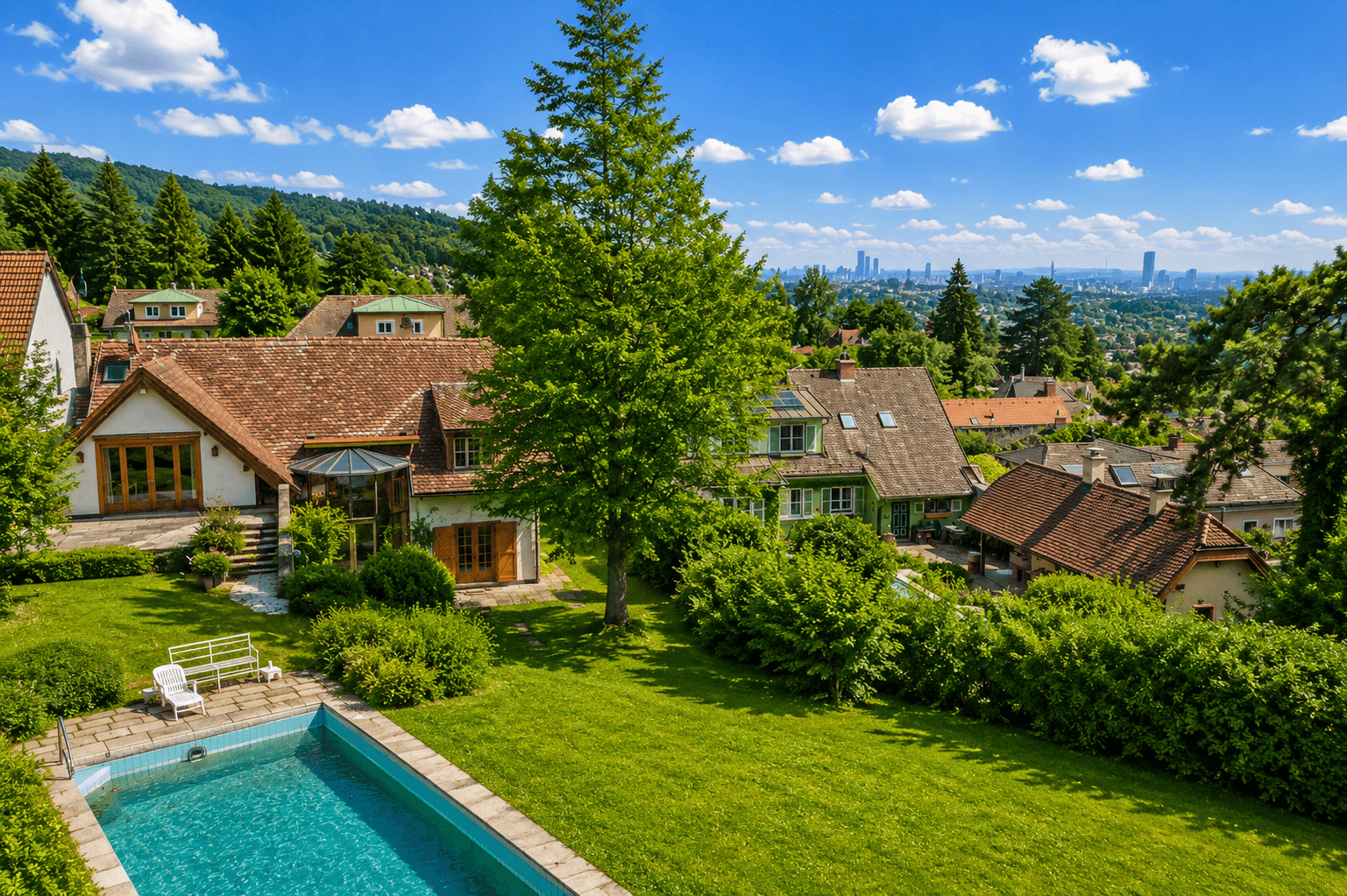 Weitläufiger Garten mit Swimmingpool und Blick auf die Stadt und die umliegende Hügellandschaft.