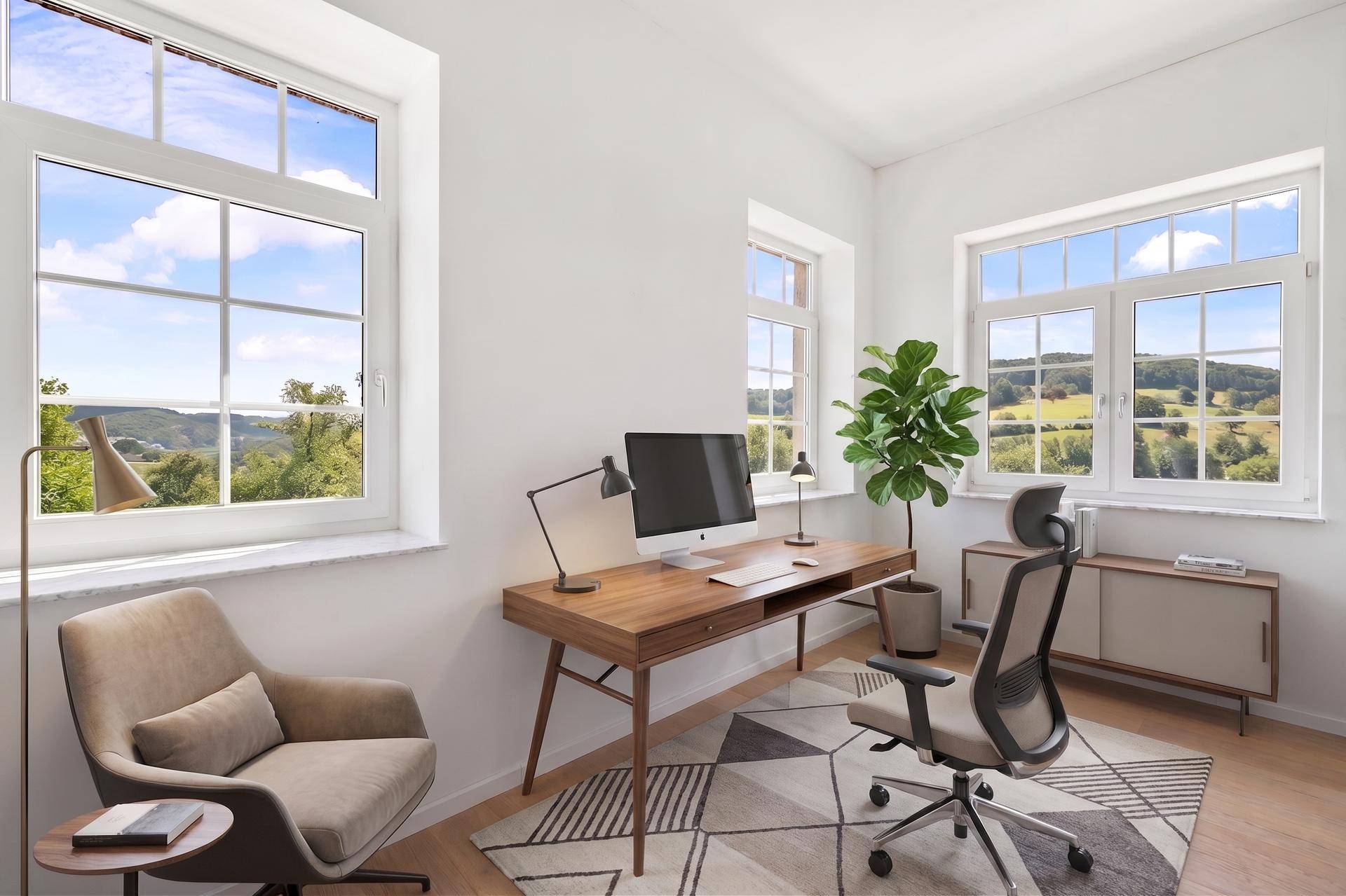 Modernes Büro mit Holztisch, ergonomischem Stuhl und Fenstern mit Blick auf die Landschaft.