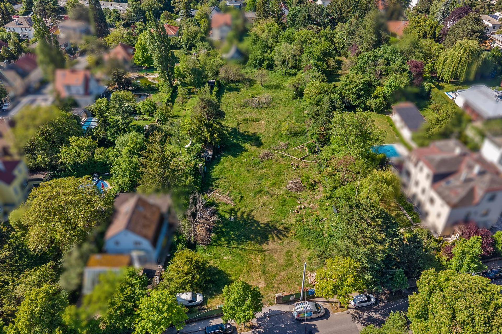Übersicht des Grundstücks von oben, mit angrenzender Straße und benachbarten Wohnhäusern.