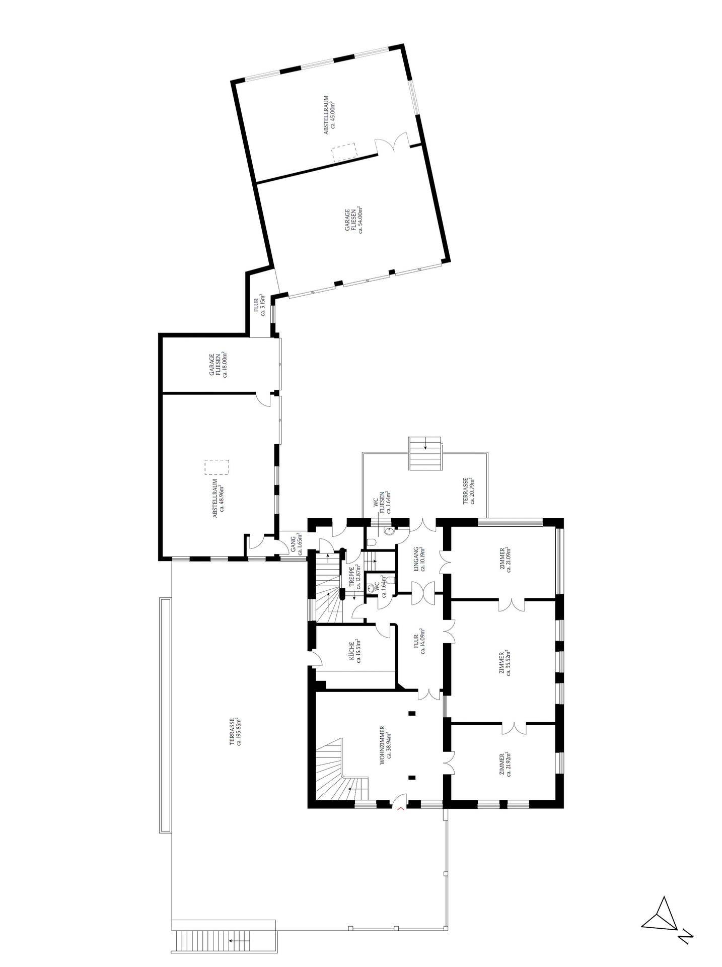 Grundriss des Erdgeschosses mit offener Küche, Wohn-Essbereich, mehreren Zimmern und Terrassenzugängen.