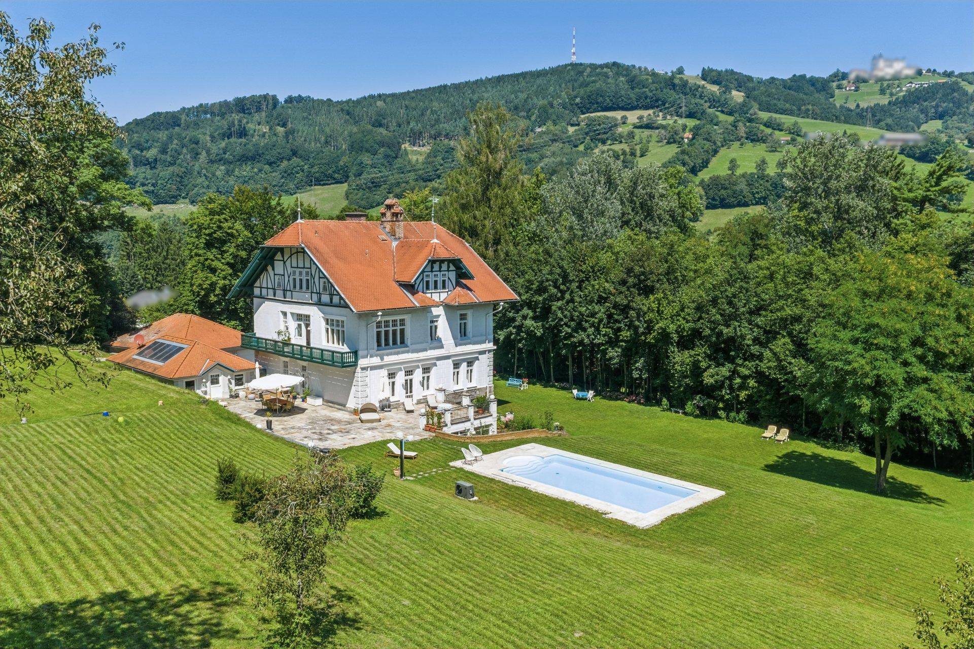 Luftaufnahme der Villa mit weitläufigem Grundstück, Pool und umgebender Hügellandschaft.