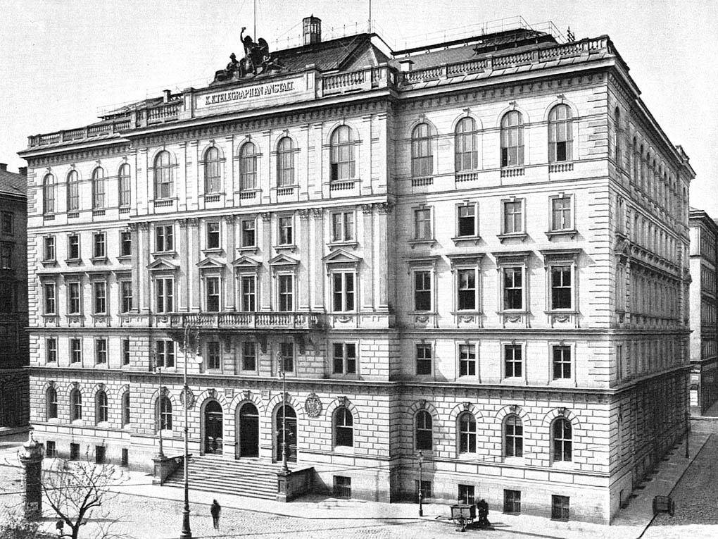 Historisches Gebäude mit klassischer Architektur und vielen Fenstern in der Stadt.