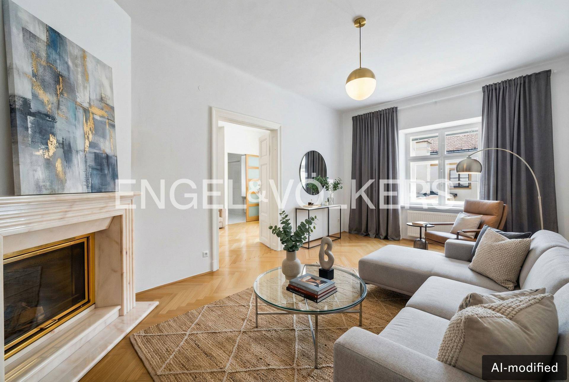 Gemütliches Wohnzimmer mit Kamin, bequemer Couch und Fischgrätparkett, perfekt für entspannte Abende.