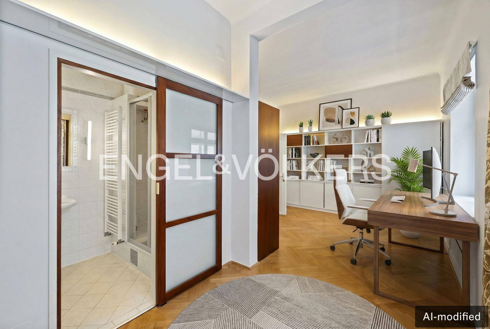Funktionales Arbeitszimmer mit integriertem Bücherregal und direktem Zugang zu einem modernen Duschbad.