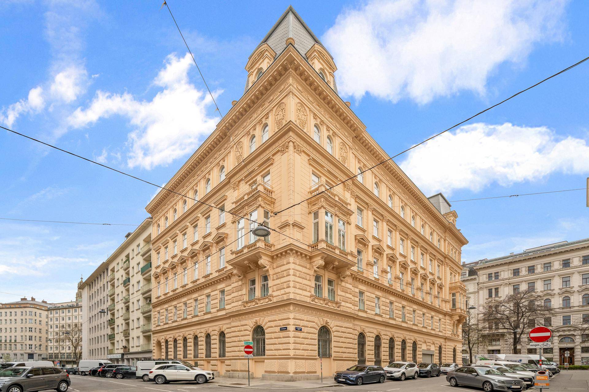 Ansicht der prächtigen historischen Fassade des Gebäudes von der Straße aus.