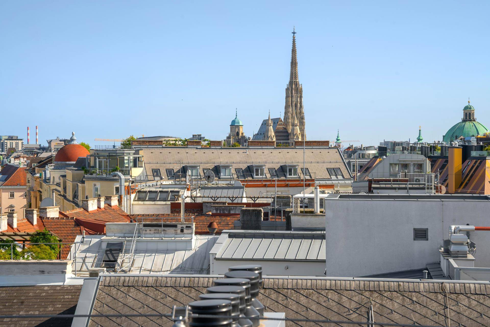 Panoramablick über die Dächer Wiens mit dem Stephansdom im Zentrum.