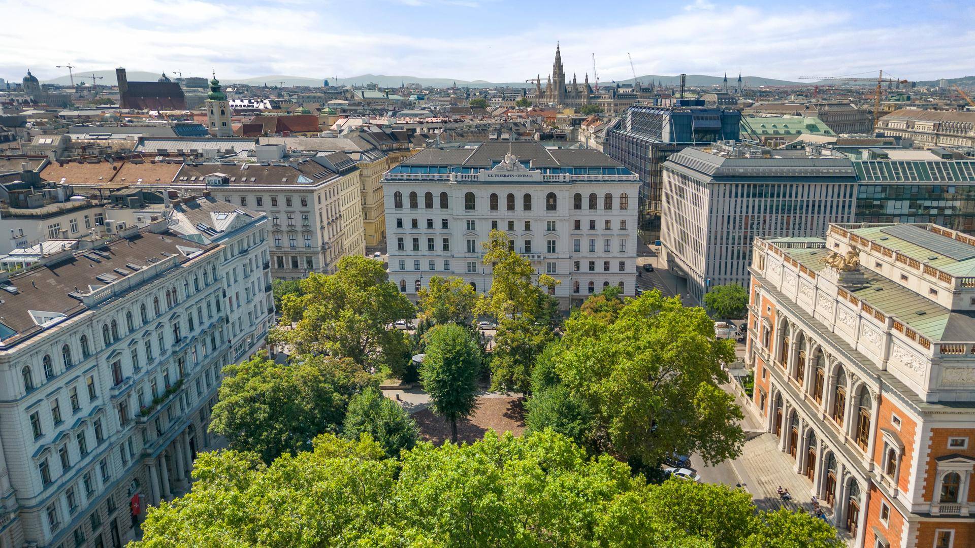 Luftaufnahme des Stadtzentrums mit historischen Gebäuden und grünen Parkanlagen.