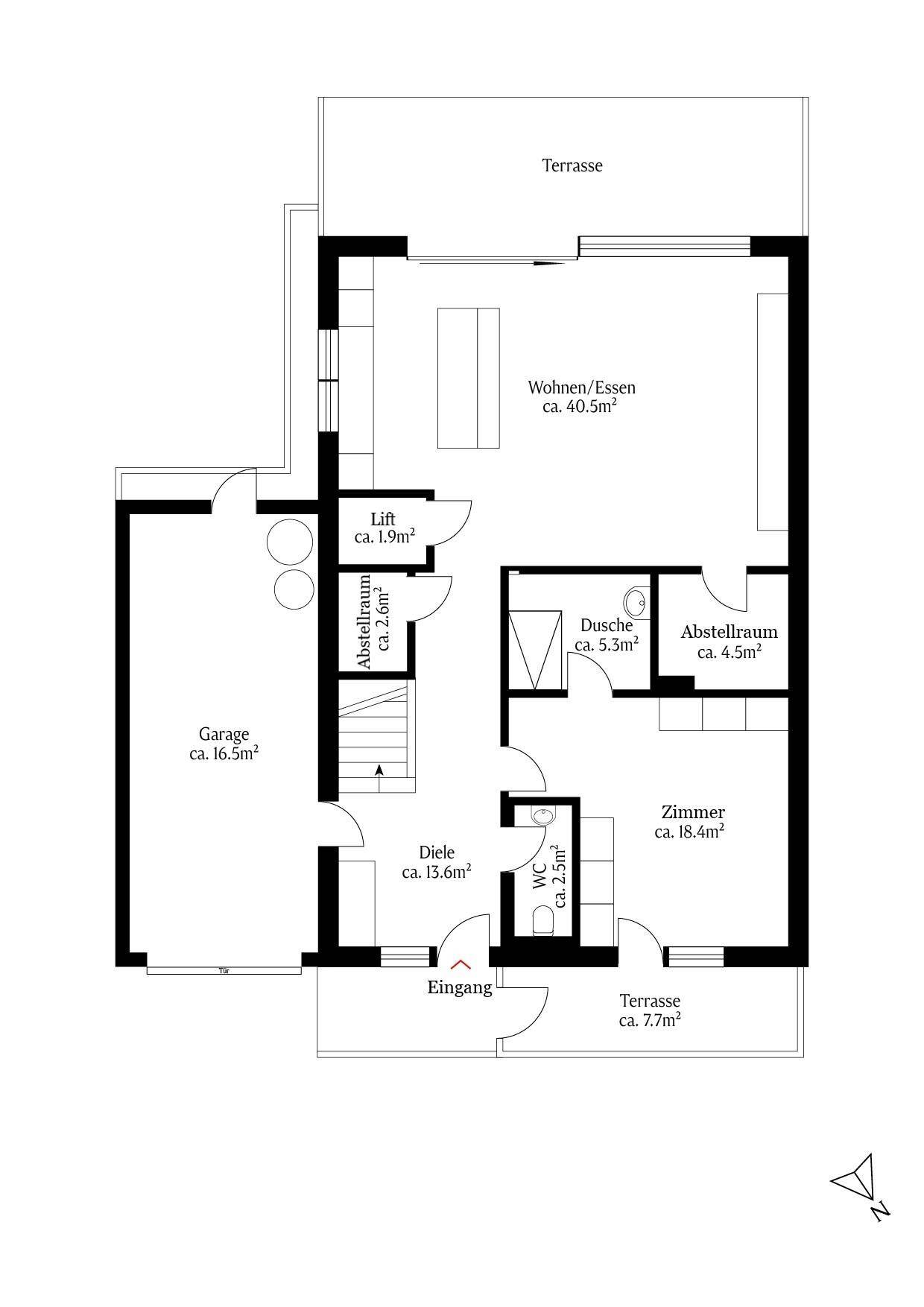 Grundriss des Erdgeschosses mit Wohn-/Essbereich, Garage und Terrassenzugang.