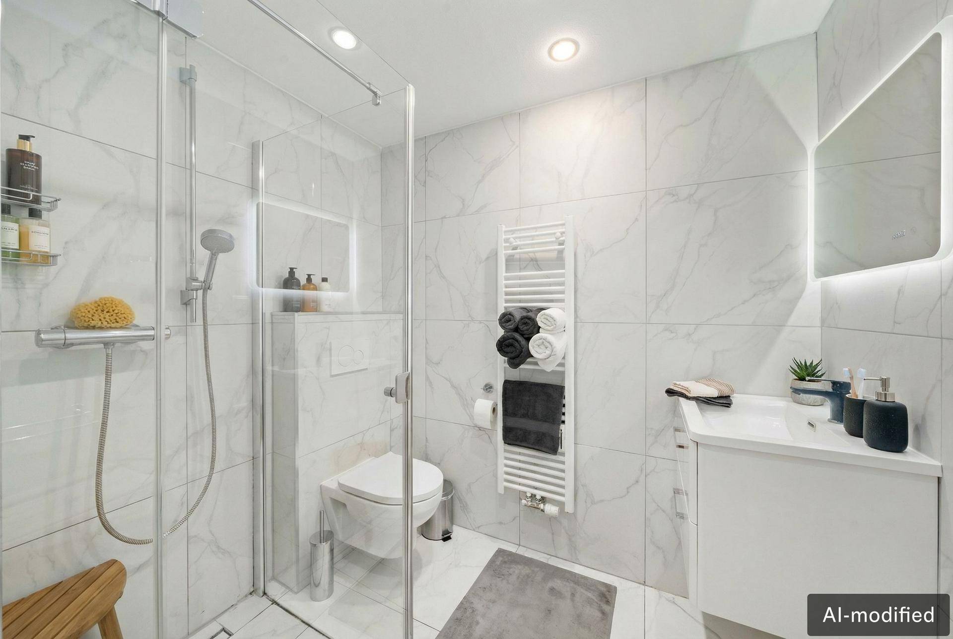 Modernes Badezimmer mit begehbarer Dusche, Wand-WC und beheiztem Handtuchhalter, hell gefliest.