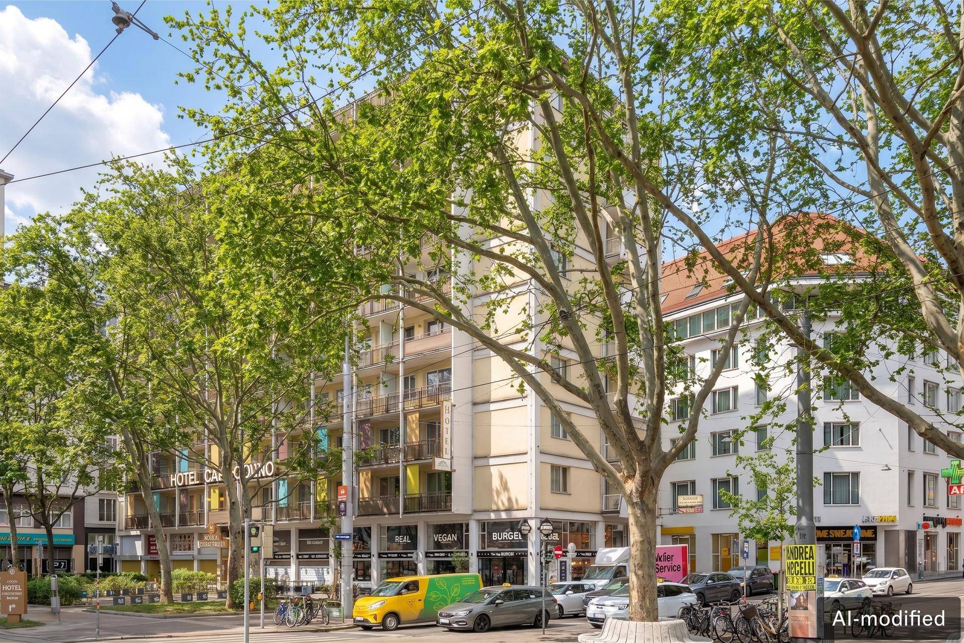 Ansicht des modernen Wohngebäudes von der Straße mit Geschäften im Erdgeschoss.
