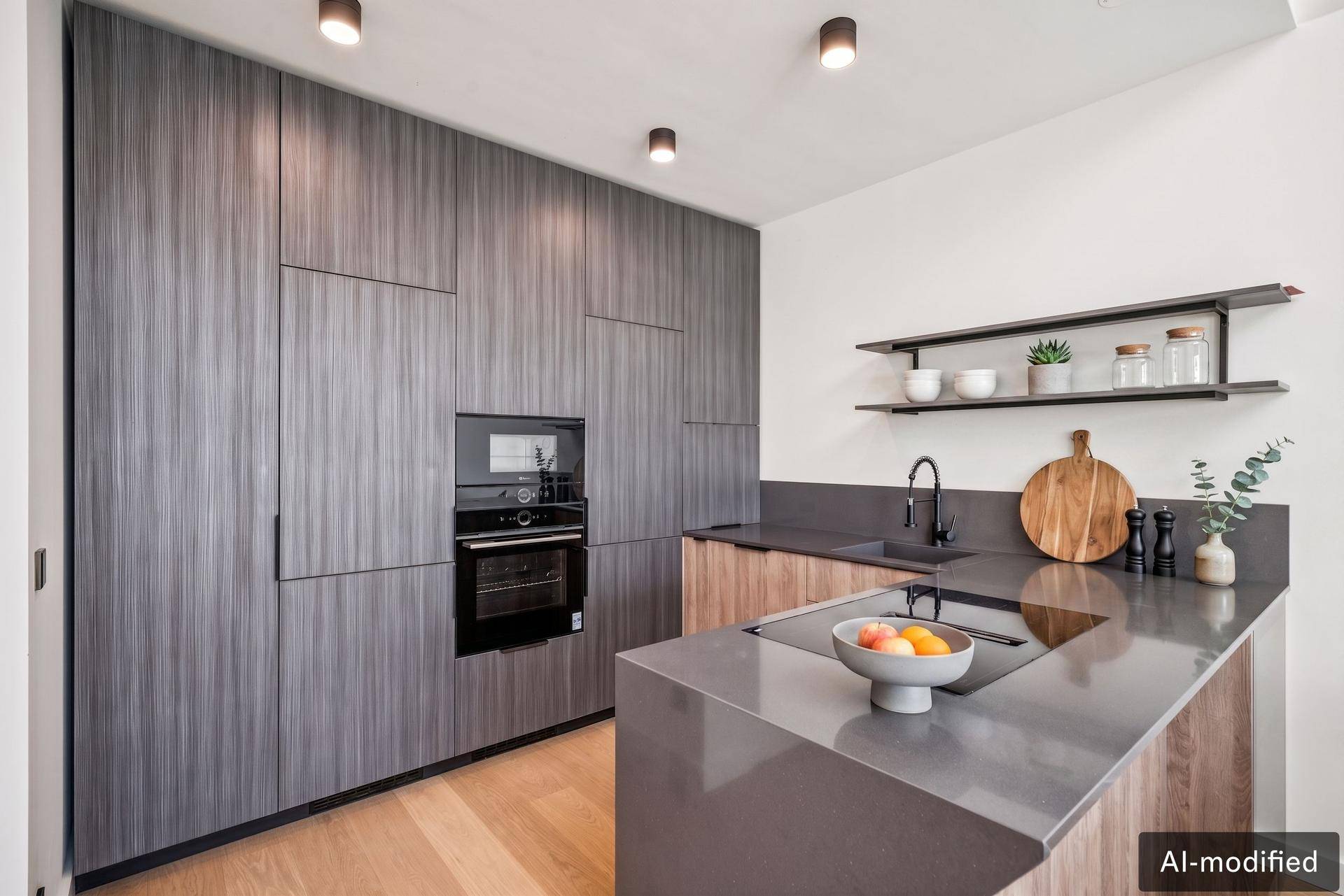Moderne Einbauküche mit dunklen Holzfronten, integrierten Geräten und Kochinsel.