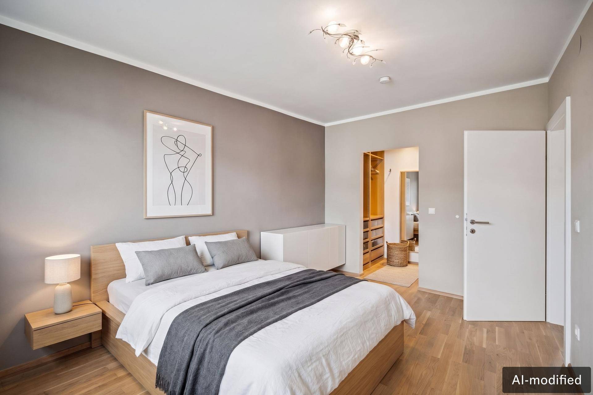 Gemütliches Schlafzimmer mit Holzbett, grauen Wänden und Zugang zu einem begehbaren Kleiderschrank.