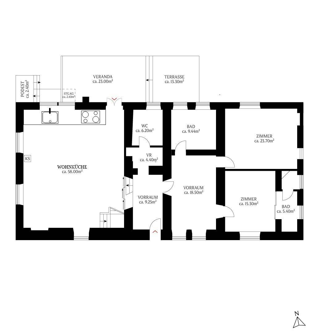 Grundriss des Erdgeschosses mit offener Wohnküche, Zimmern und Zugang zu Veranda und Terrasse.
