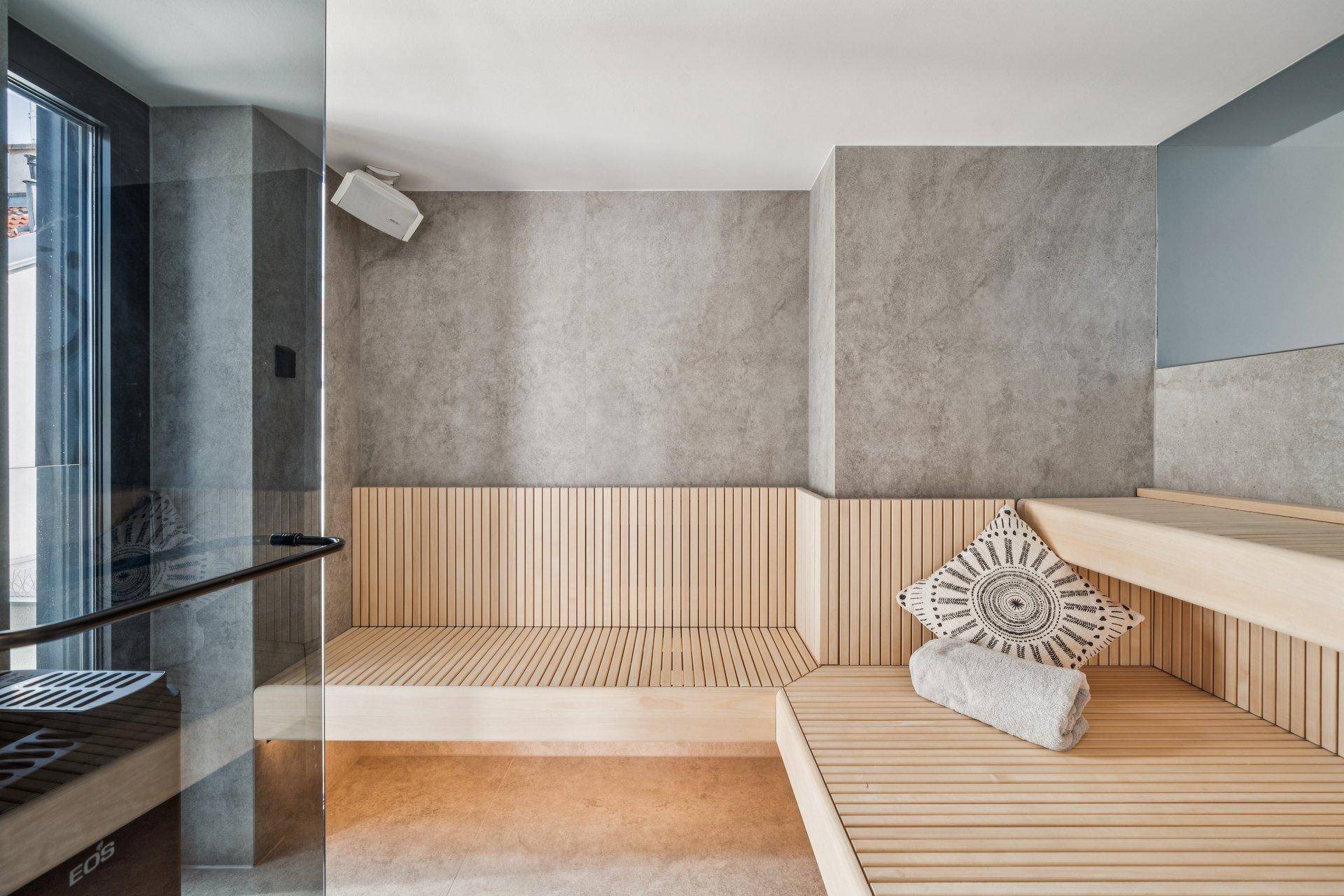 Moderne Sauna mit Holzbänken und indirekter Beleuchtung für entspannende Momente.