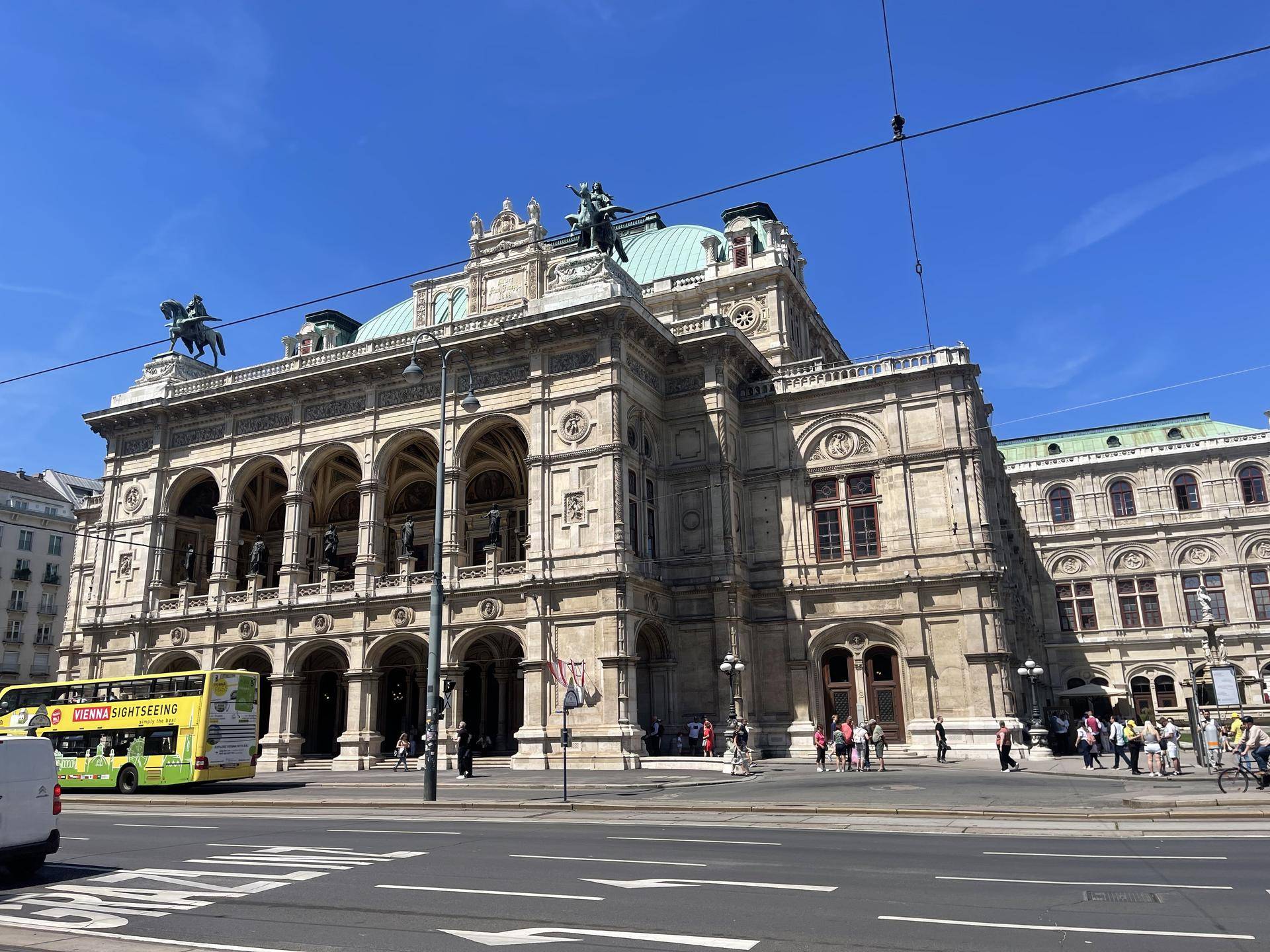 Die Wiener Staatsoper, ein prächtiges historisches Gebäude im Herzen der Stadt.