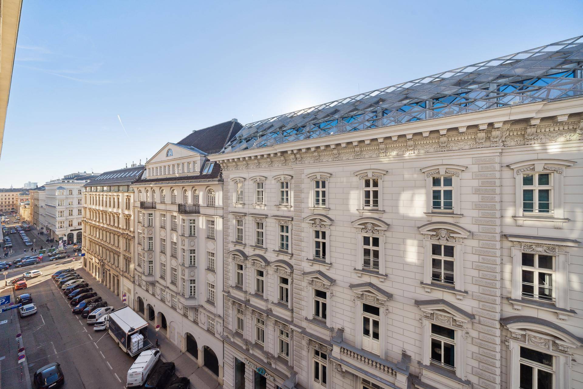 Historische Fassade eines Gebäudes mit vielen Fenstern und Blick auf die Straße.