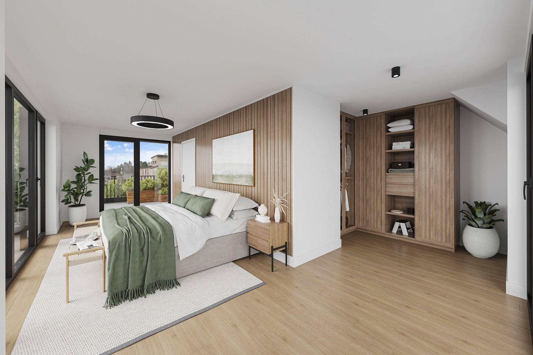Helles Schlafzimmer mit Holzwand, Einbauschränken und Zugang zum Balkon.