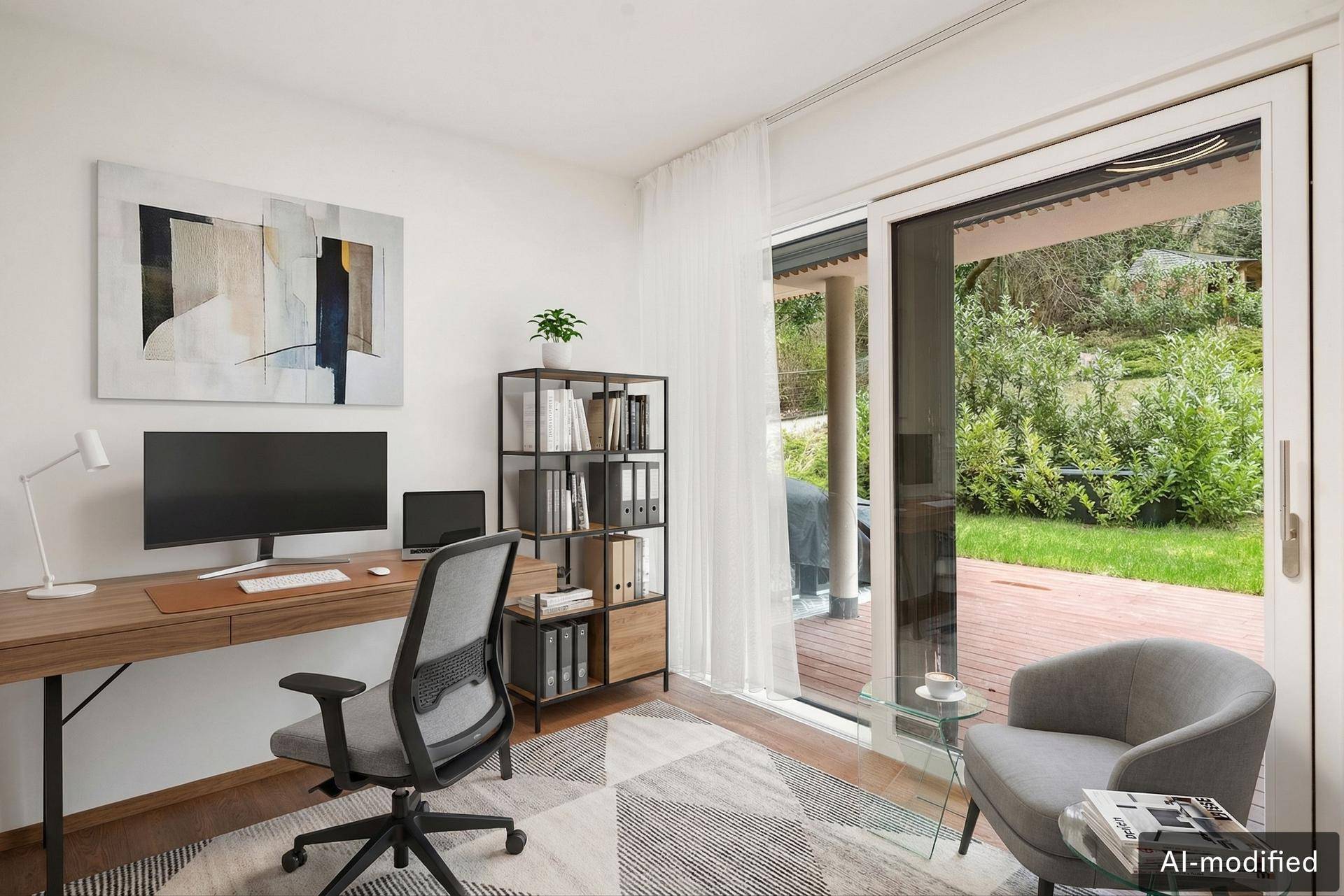 Helles Arbeitszimmer mit Schreibtisch, Bücherregal und direktem Zugang zu einem grünen Außenbereich.