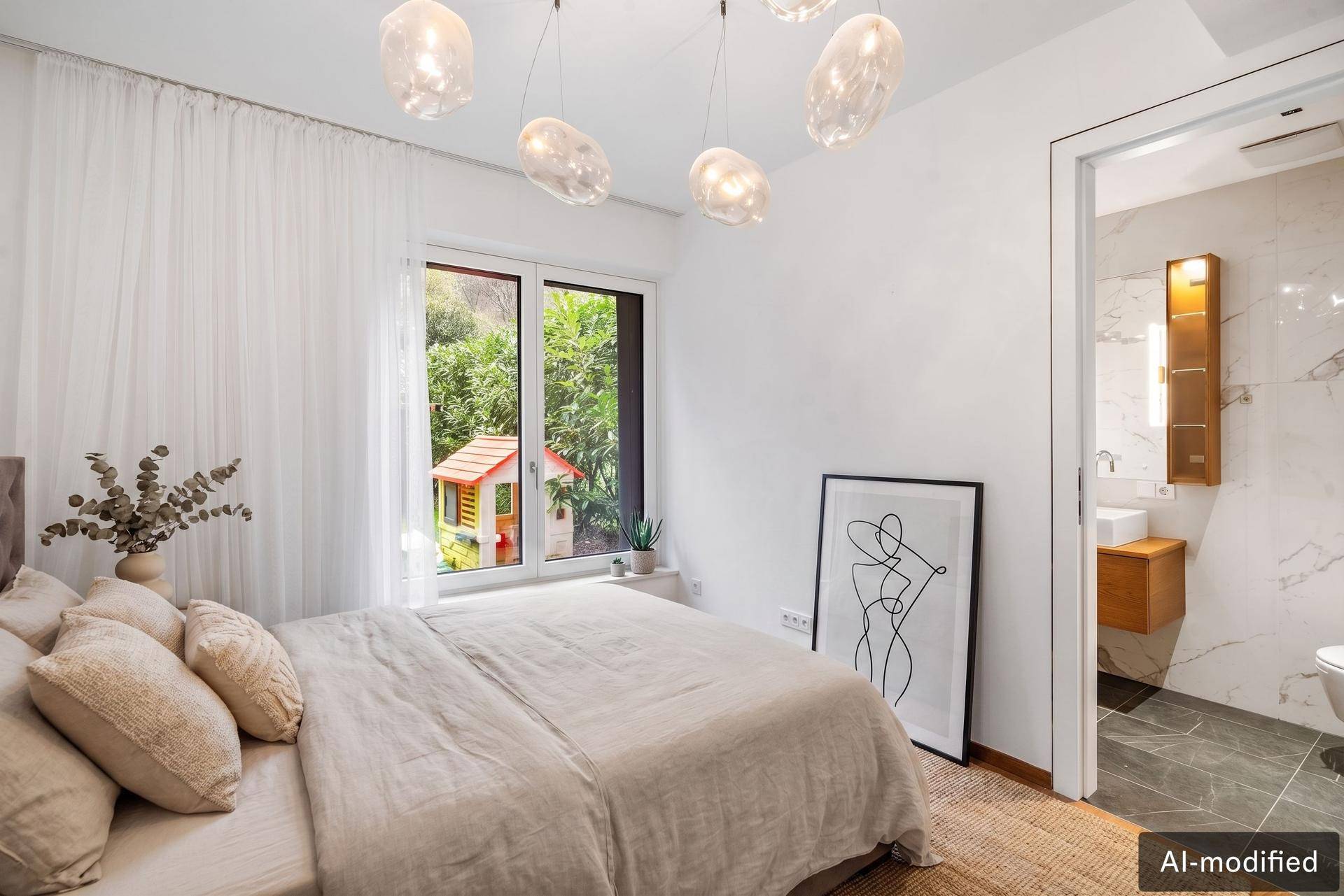 Gemütliches Schlafzimmer mit modernem Lichtdesign und Blick ins Grüne sowie direktem Badzugang.