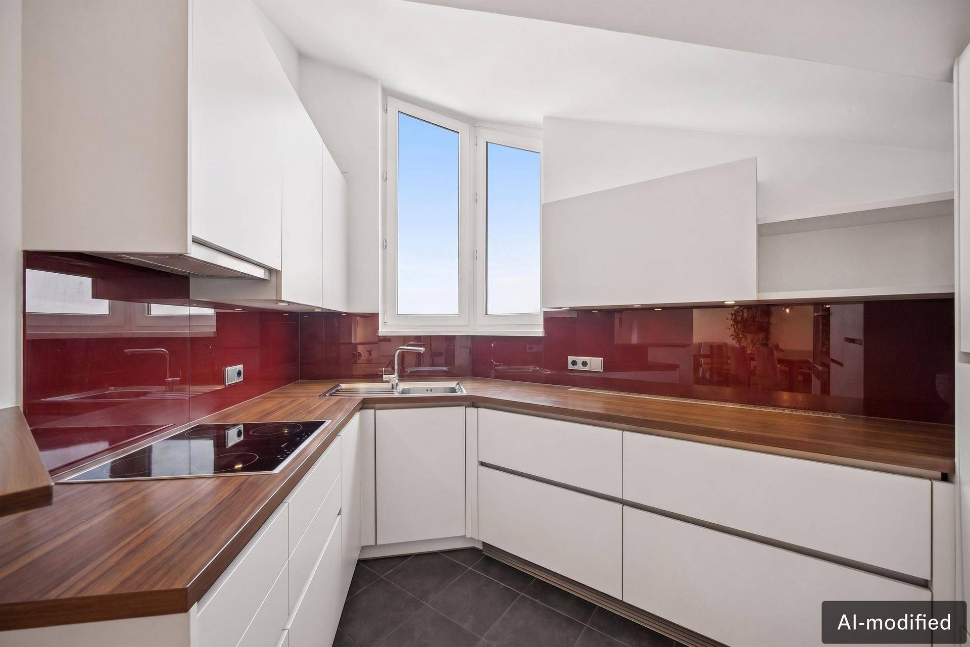 Moderne Küche mit weißen Schränken, Holz-Arbeitsplatten und rotem Fliesenspiegel.