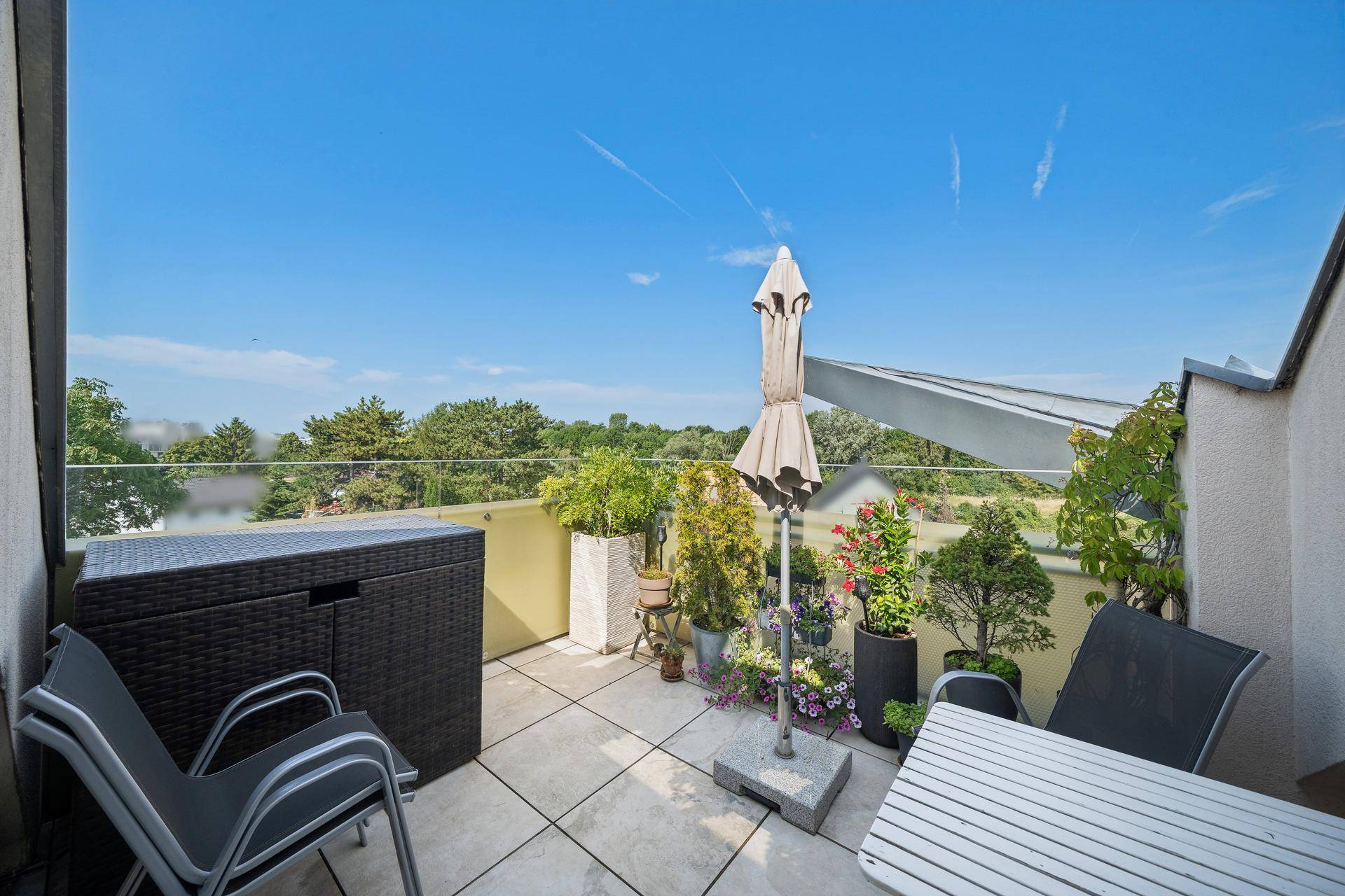Geräumige Dachterrasse mit Sitzgelegenheiten, Pflanzen und weitem Blick.