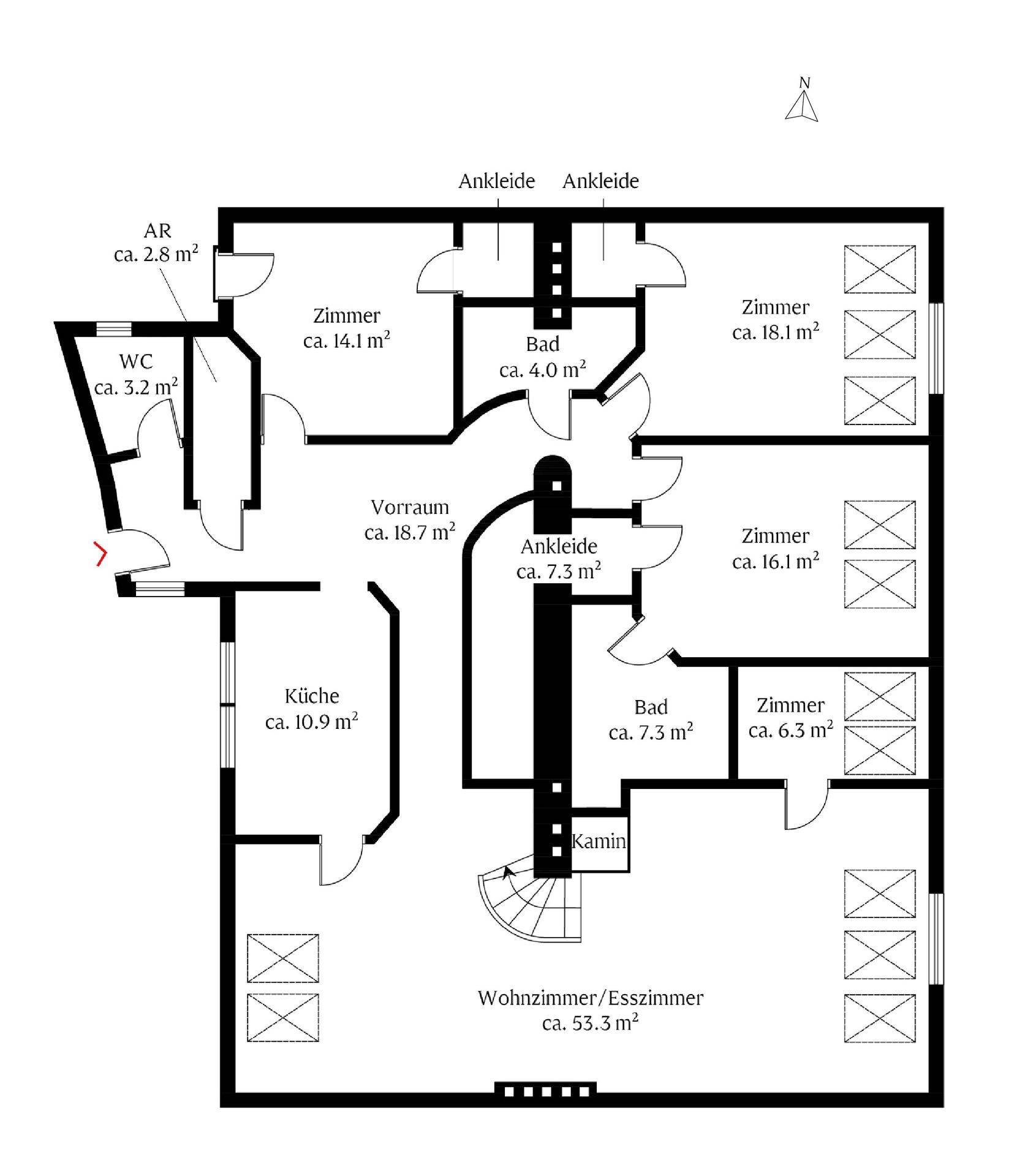 Grundriss der unteren Ebene mit Wohnzimmer, Küche, Bädern und mehreren Zimmern.