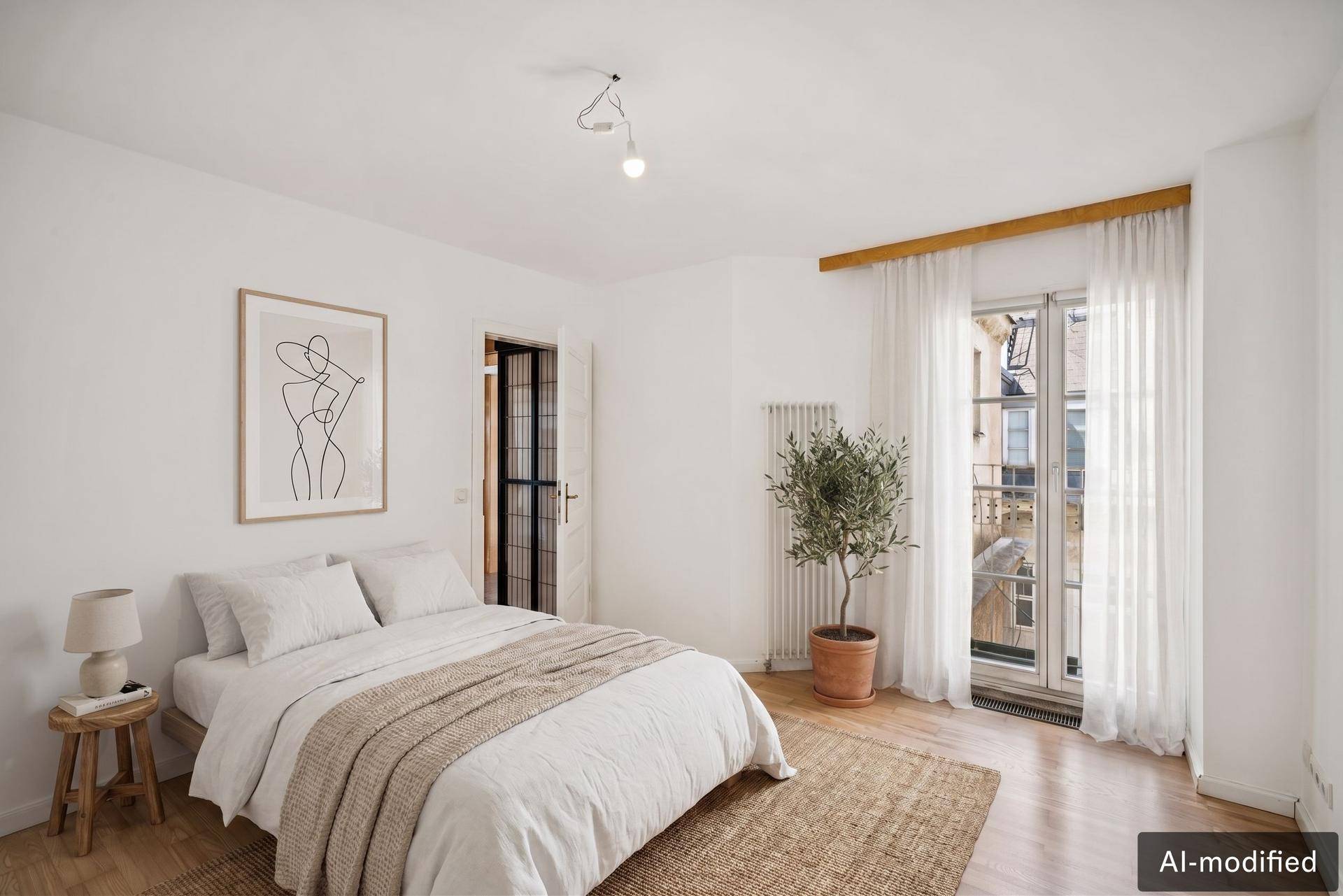 Gemütliches Schlafzimmer mit Holzboden, großem Fenster und schlichter, moderner Einrichtung.
