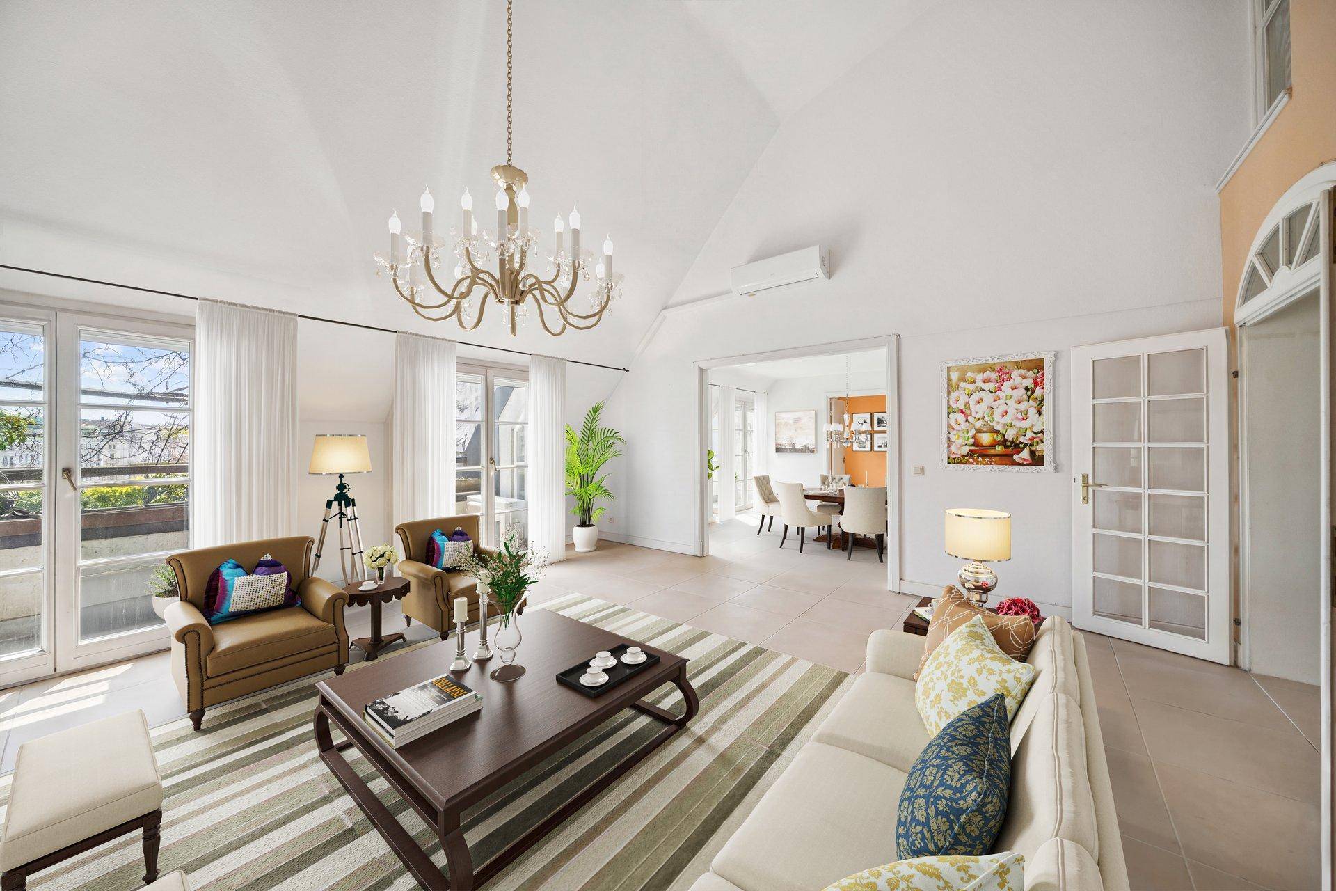 Helles Wohnzimmer mit hohen Decken, eleganten Möbeln und Zugang zu einem Balkon.