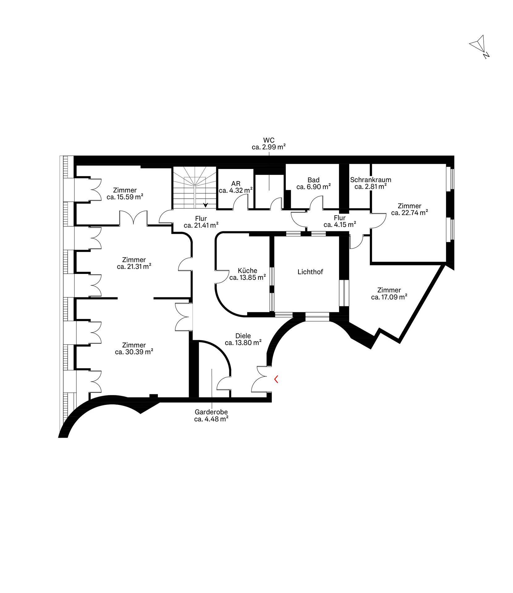 Grundriss des unteren Geschosses mit Küche, Bad, WC und mehreren Zimmern.