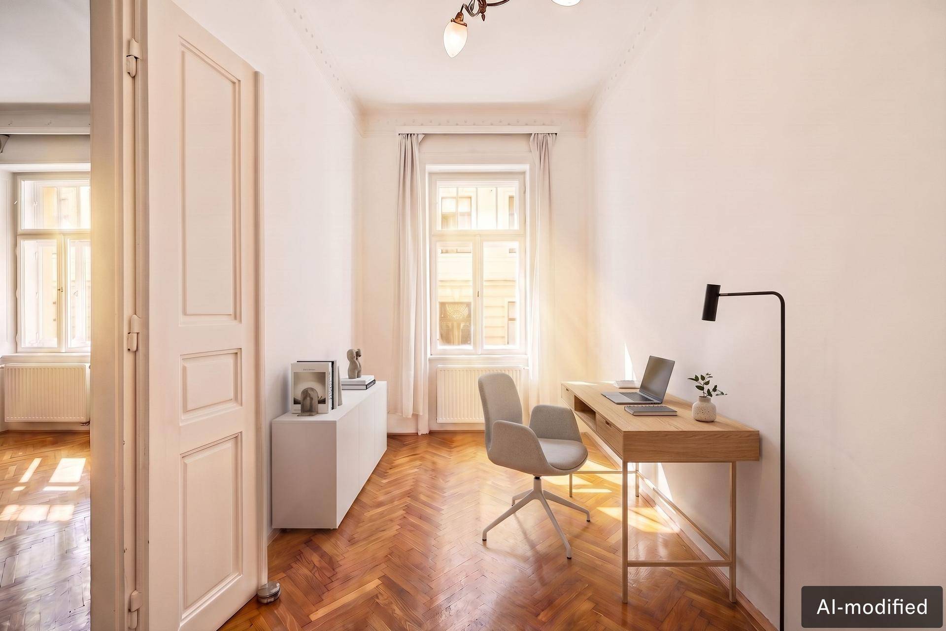 Helles Arbeitszimmer mit Schreibtisch, Bürostuhl und Fischgrätparkett, ideal für Home-Office.