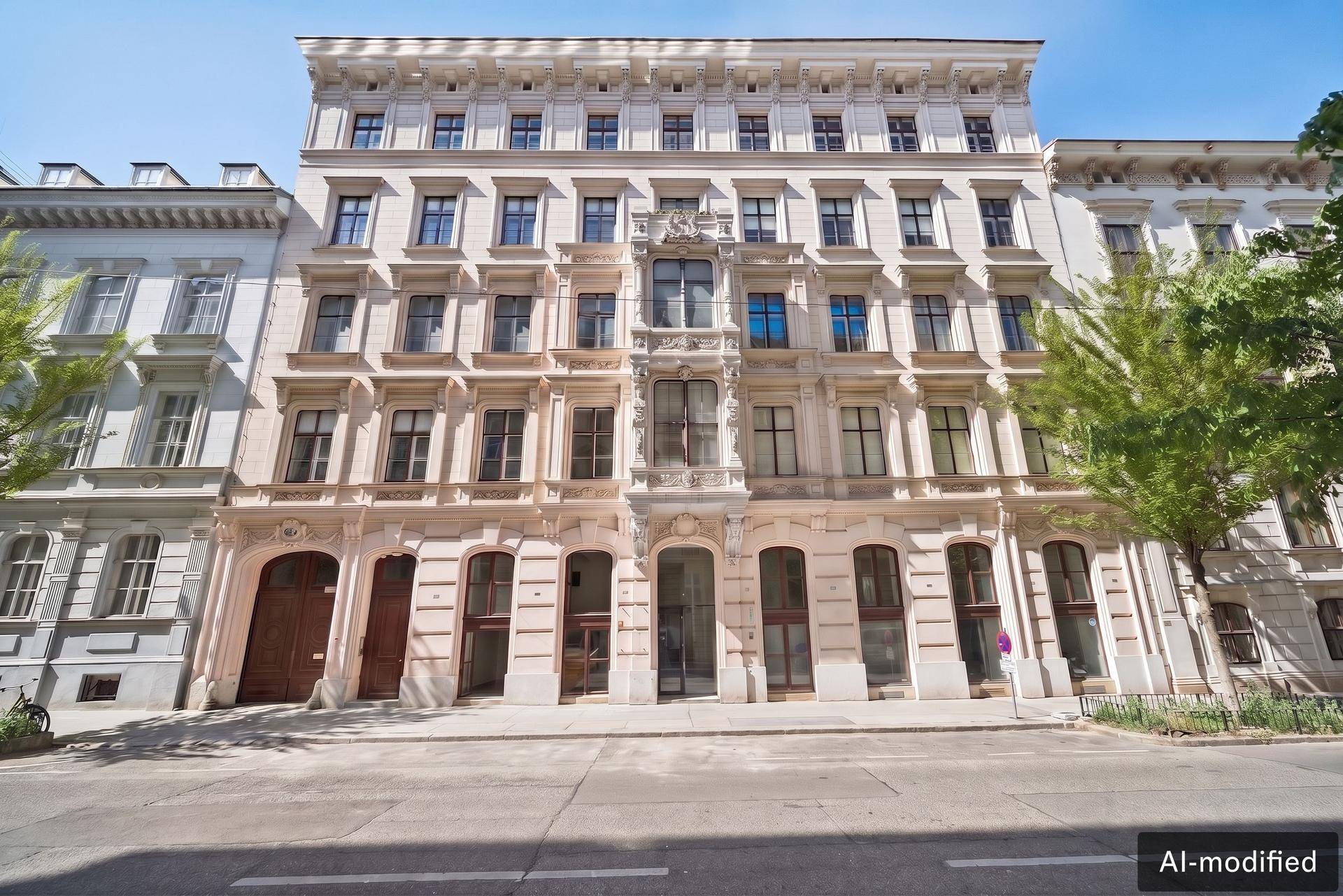 Prächtige historische Fassade eines Altbaus mit vielen Fenstern und architektonischen Details.