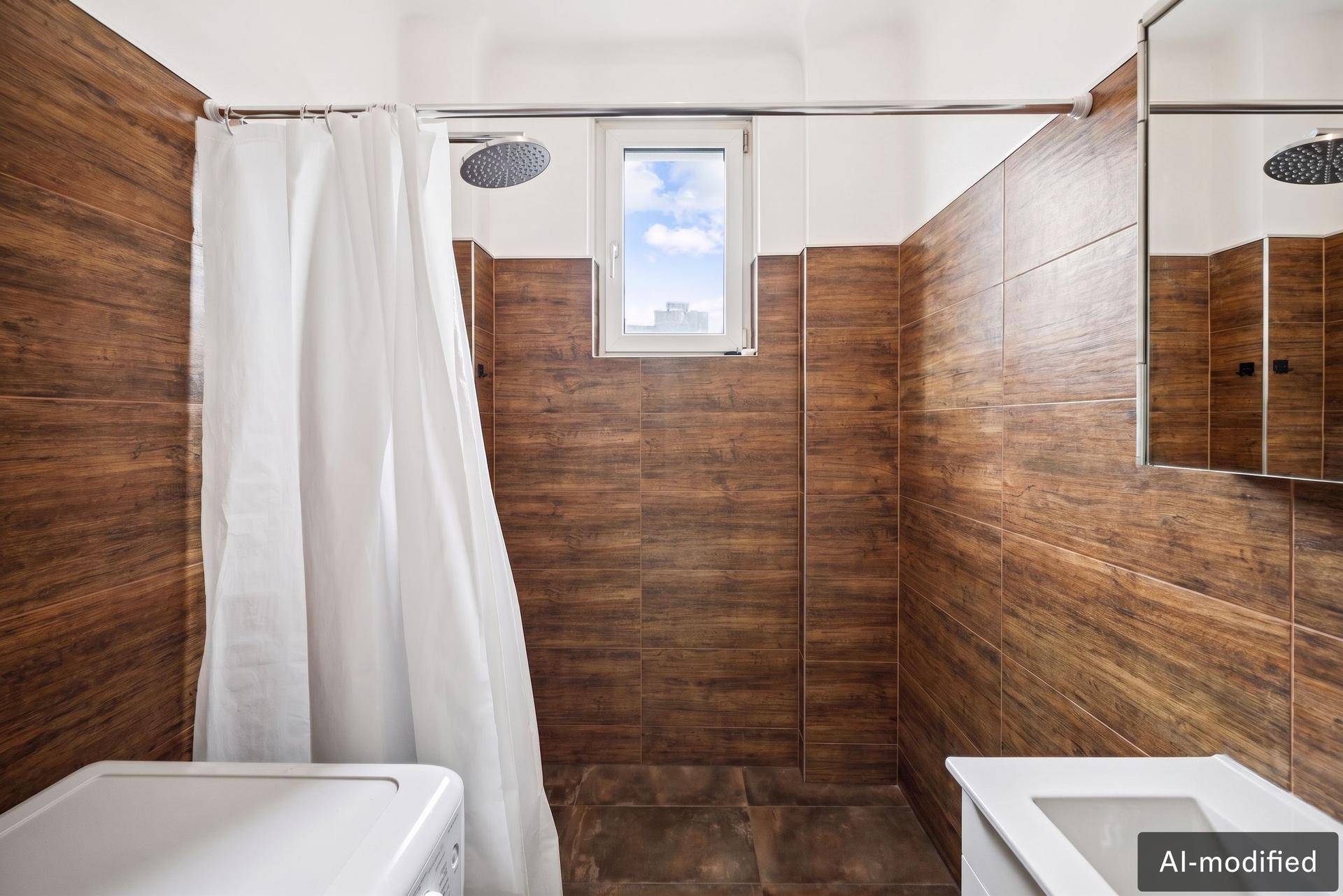 Badezimmer mit Holzeffektfliesen, Dusche und Fenster für natürliches Licht.