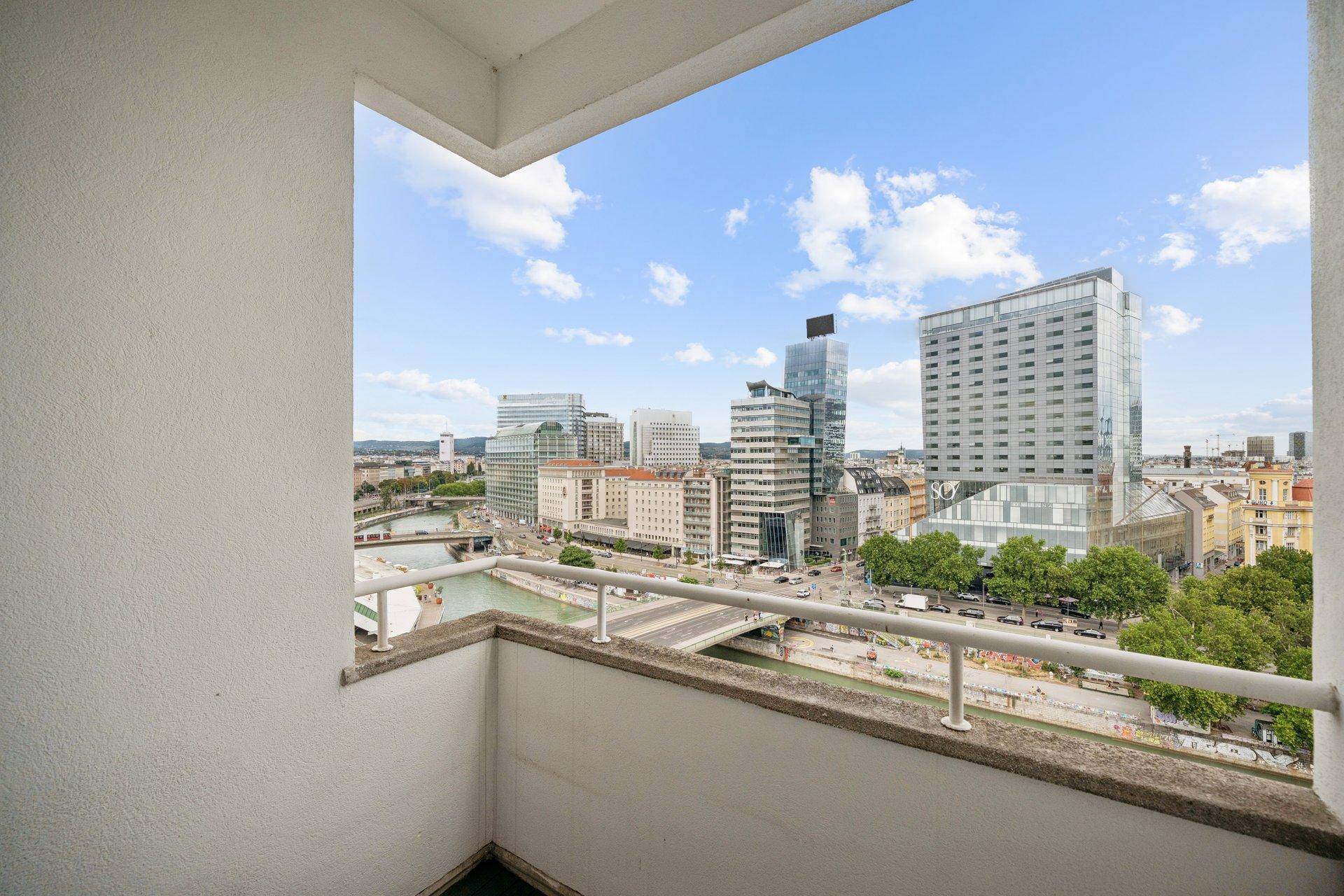 Balkon mit weitem Blick auf die Stadt, den Fluss und moderne Hochhäuser.