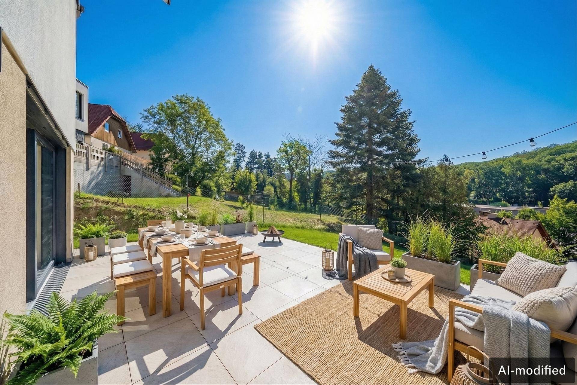 Sonnige, großzügige Terrasse mit Essbereich und Lounge-Möbeln, umgeben von Grün.