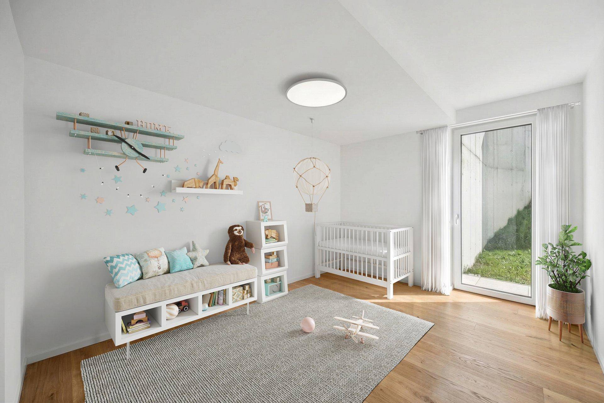Freundliches Kinderzimmer mit Babybett, Spielzeug und Zugang zu einem kleinen Außenbereich.